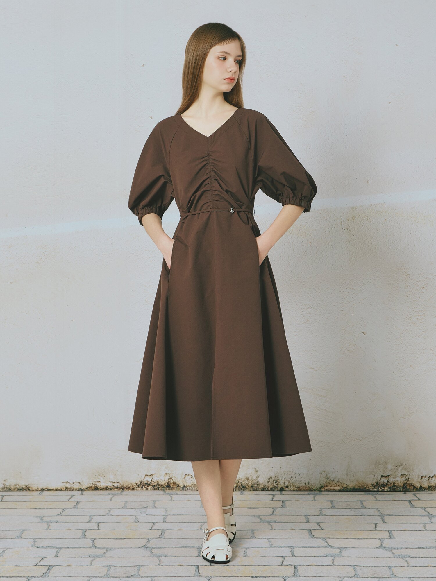 브이넥 벨티드 셔링 롱 원피스 (BROWN)