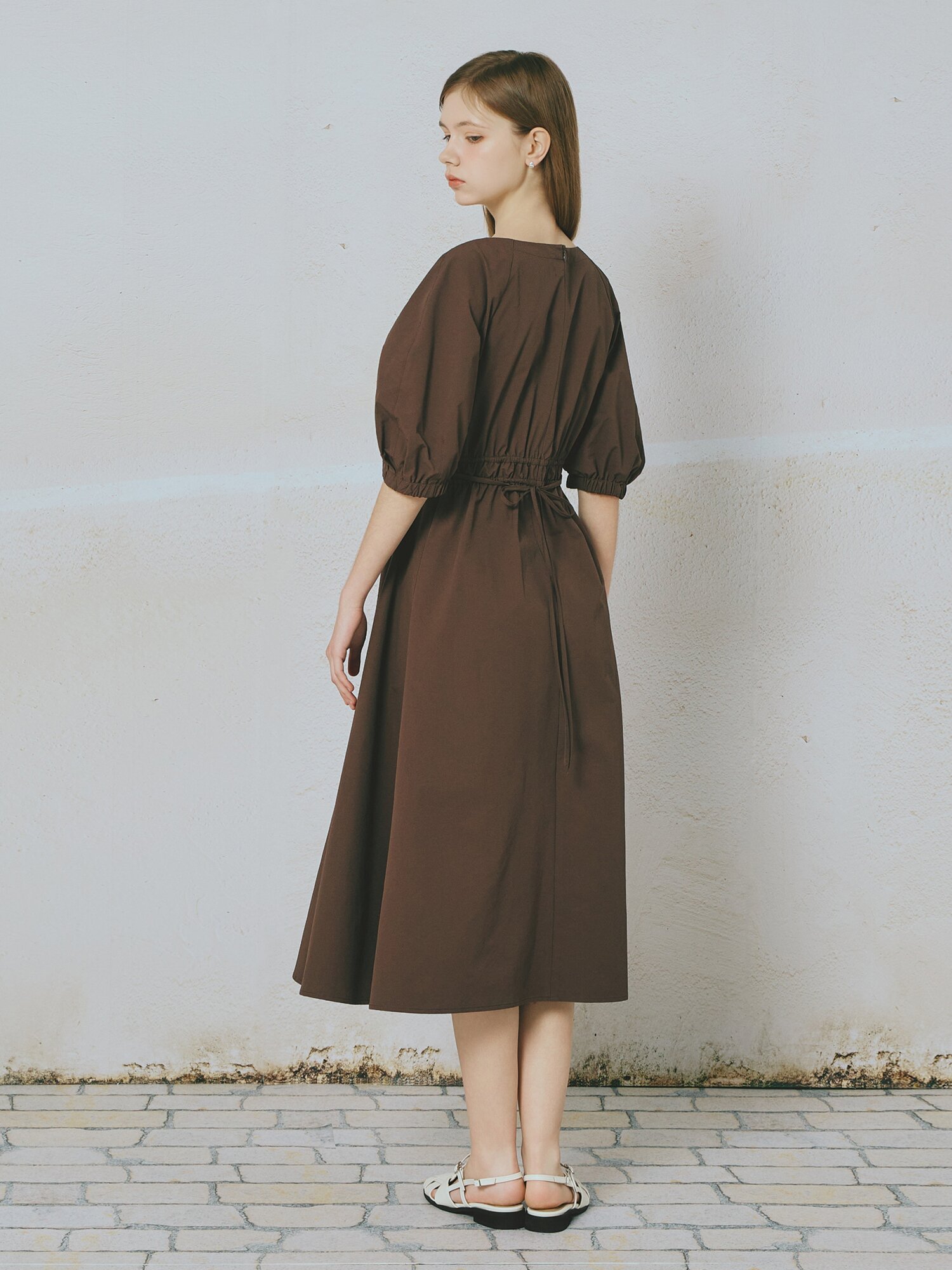 브이넥 벨티드 셔링 롱 원피스 (BROWN)