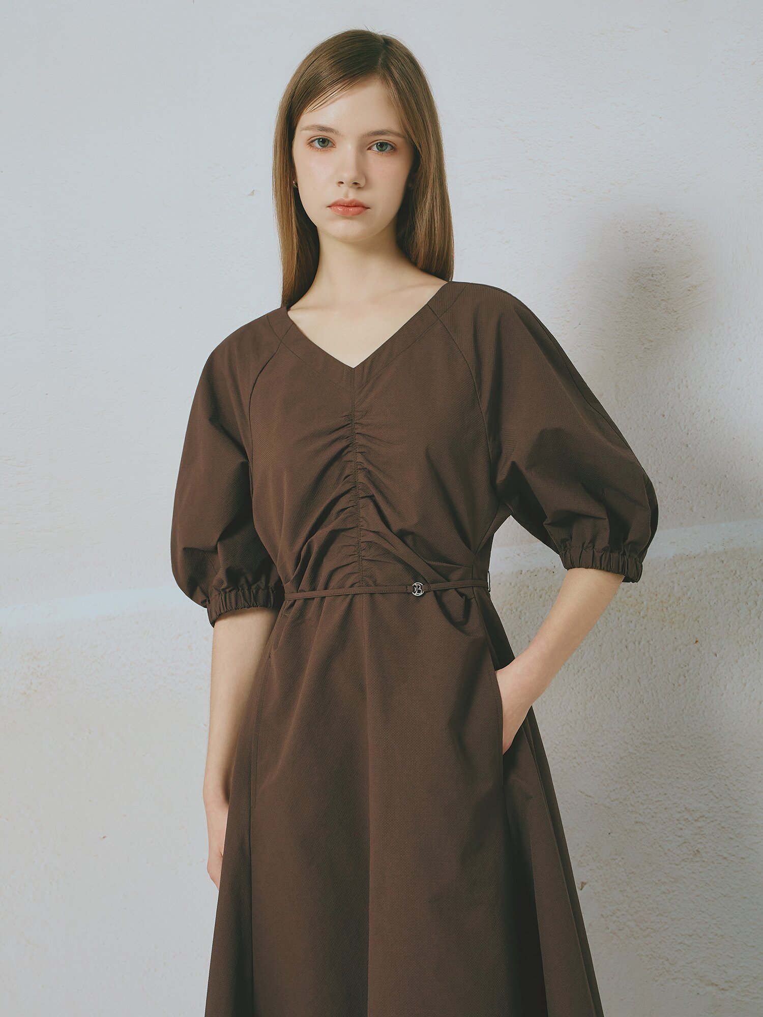 브이넥 벨티드 셔링 롱 원피스 (BROWN)