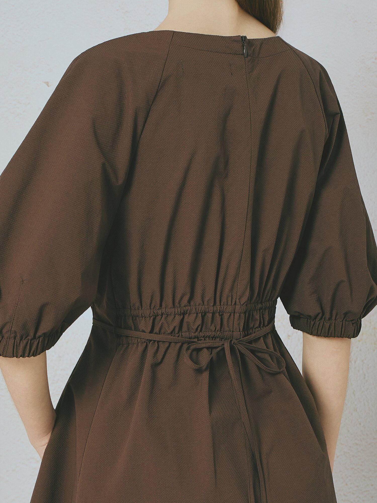 브이넥 벨티드 셔링 롱 원피스 (BROWN)