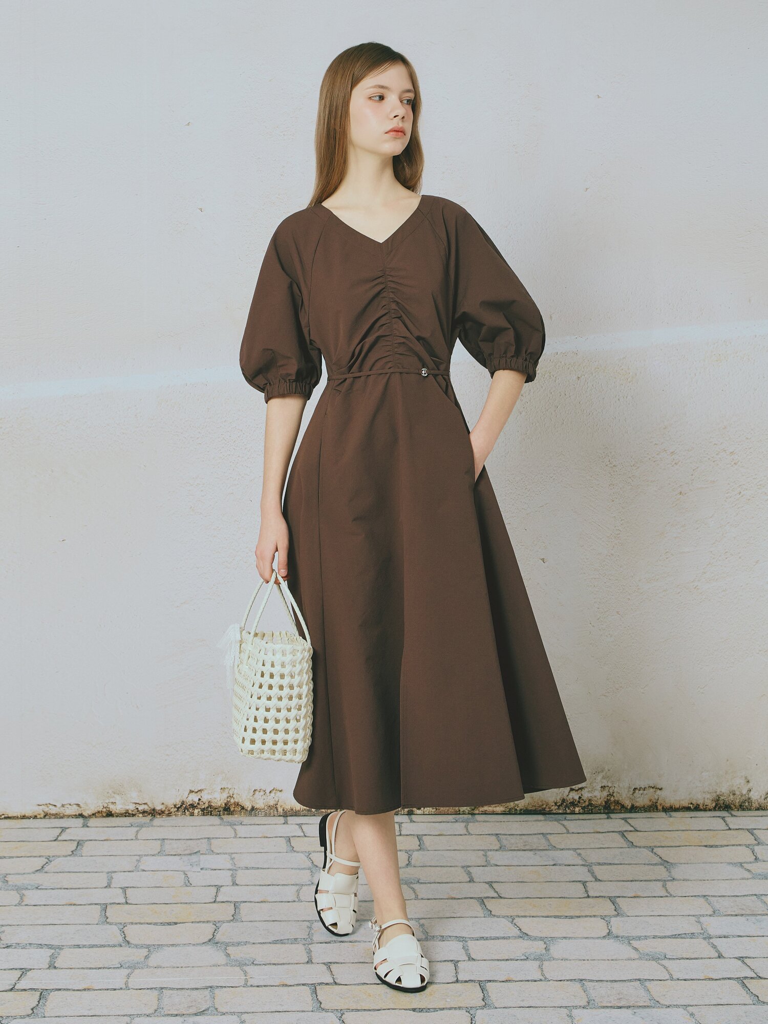 브이넥 벨티드 셔링 롱 원피스 (BROWN)