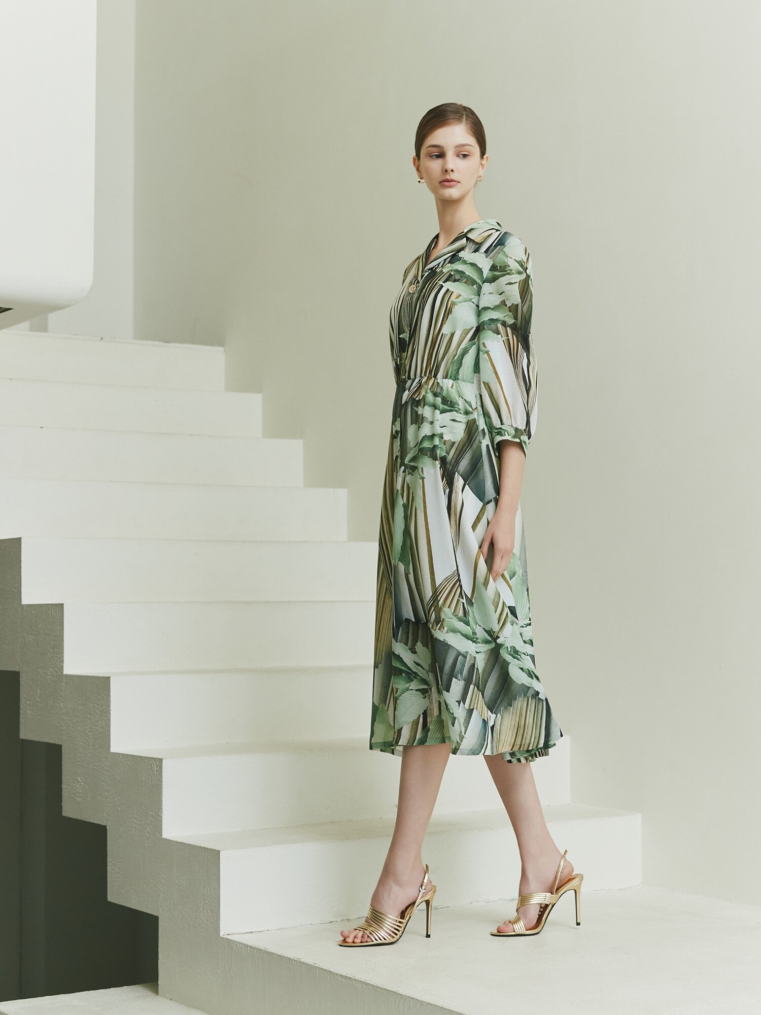 백 스모킹 오픈 칼라 플레어 원피스 (PRINT GREEN)