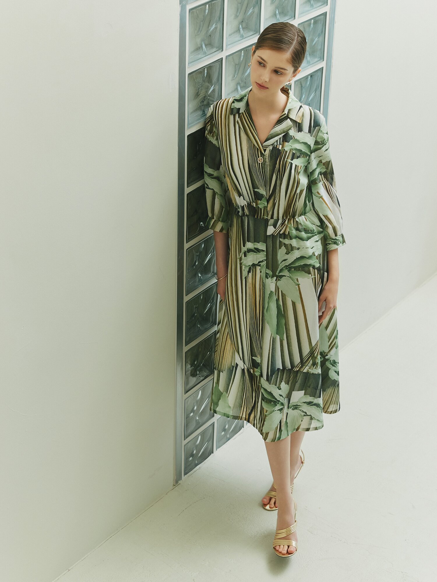 백 스모킹 오픈 칼라 플레어 원피스 (PRINT GREEN)