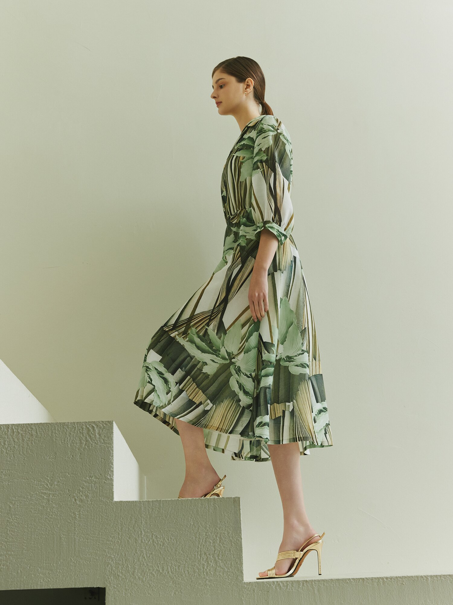 백 스모킹 오픈 칼라 플레어 원피스 (PRINT GREEN)