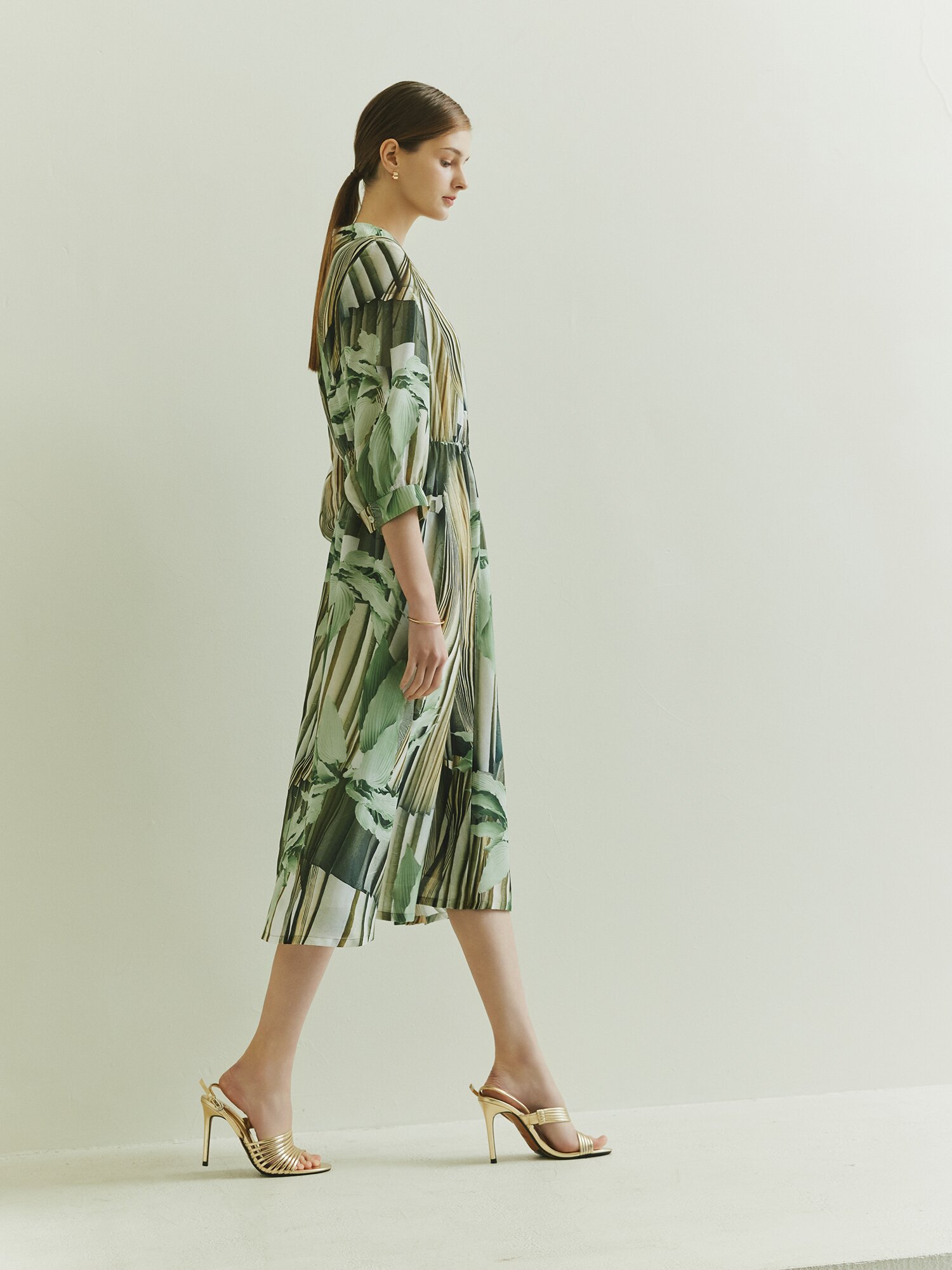 백 스모킹 오픈 칼라 플레어 원피스 (PRINT GREEN)