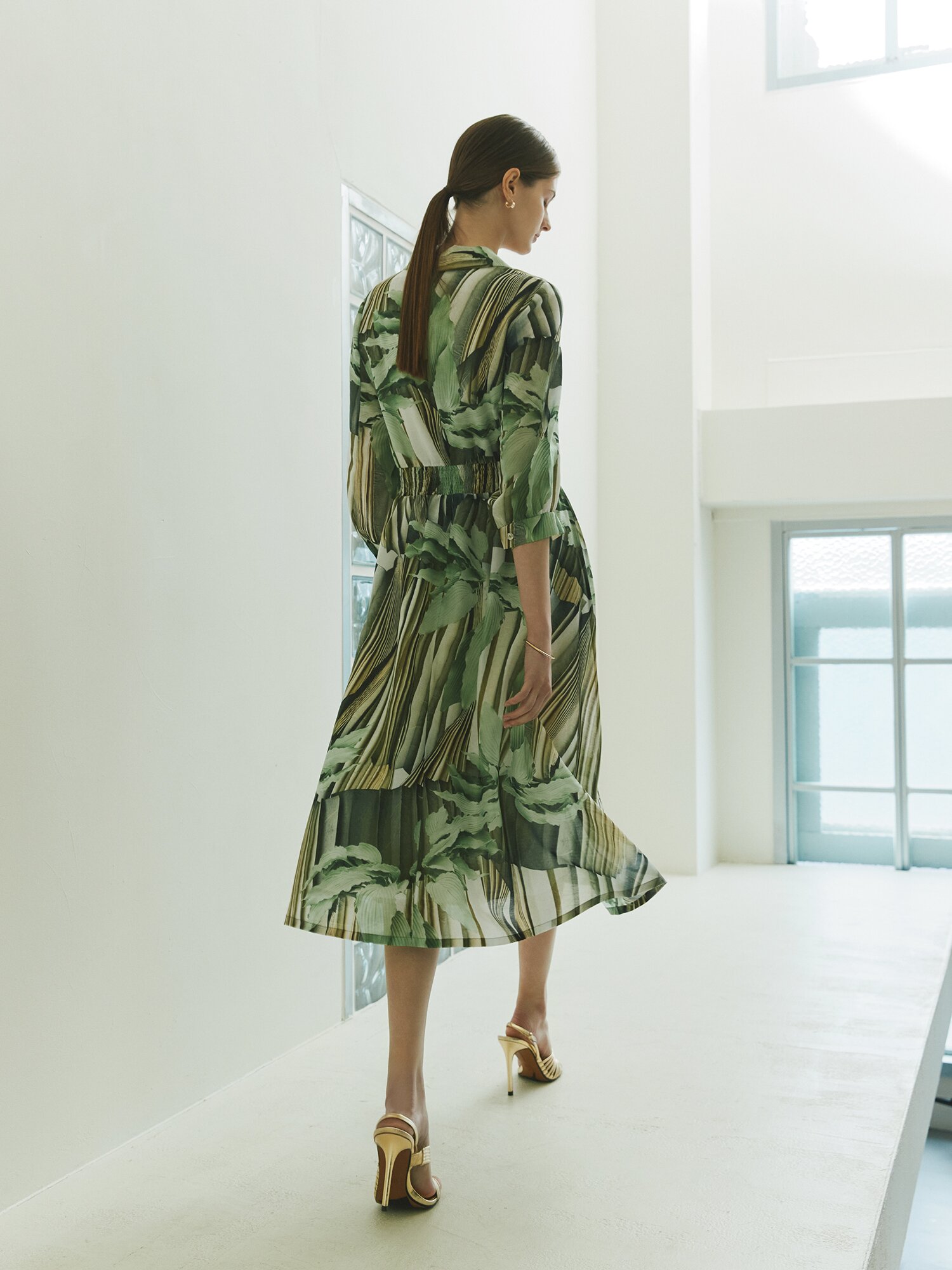 백 스모킹 오픈 칼라 플레어 원피스 (PRINT GREEN)