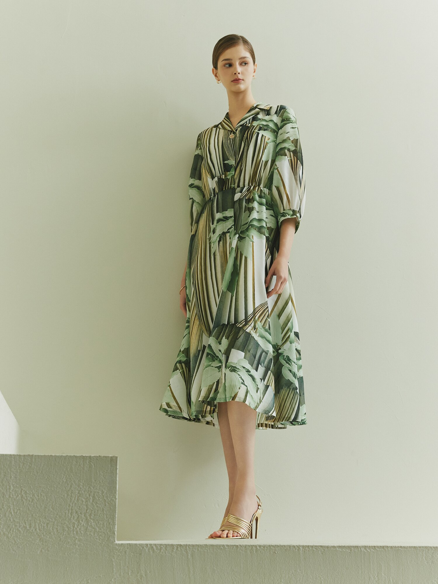 백 스모킹 오픈 칼라 플레어 원피스 (PRINT GREEN)