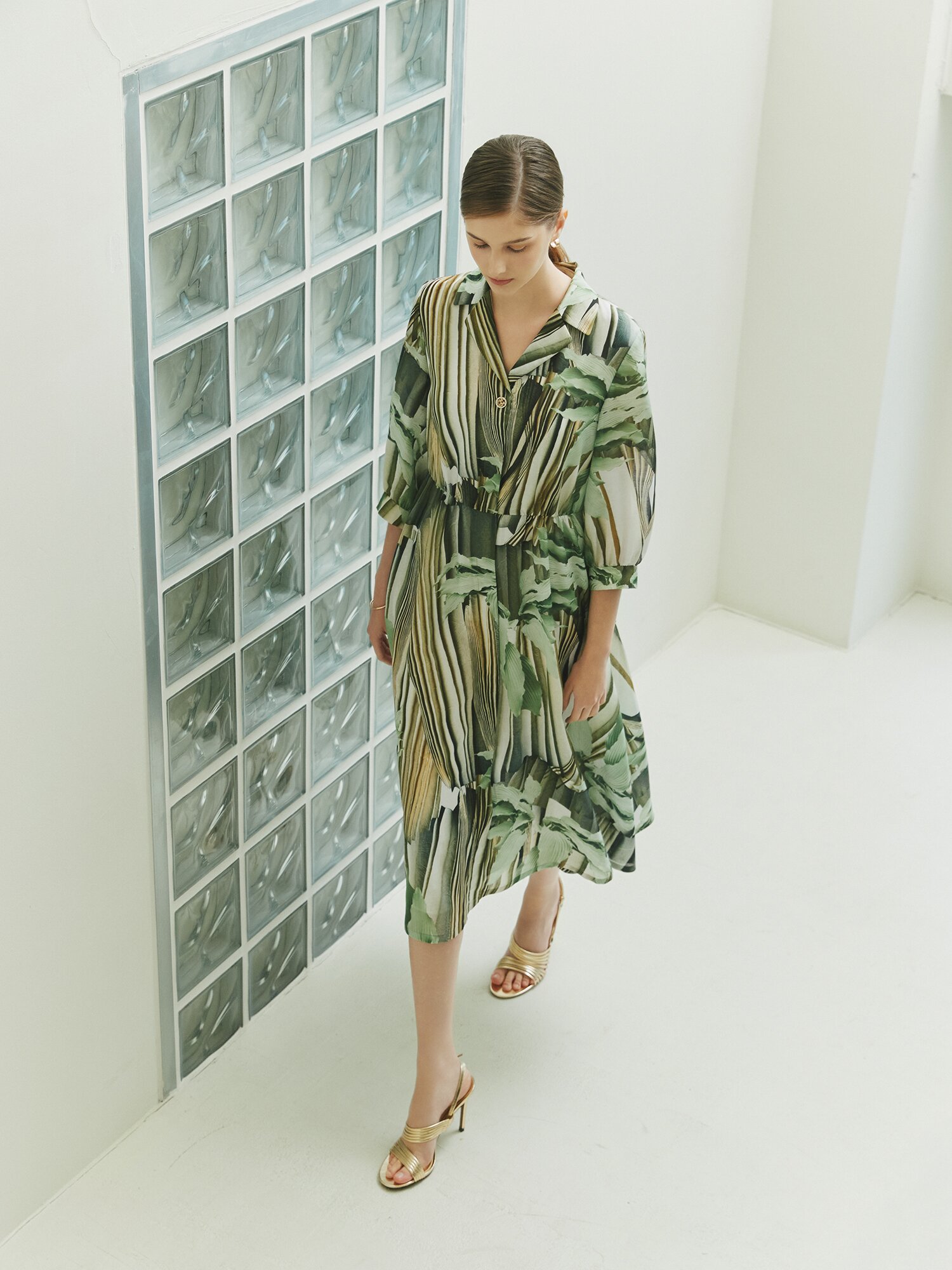 백 스모킹 오픈 칼라 플레어 원피스 (PRINT GREEN)