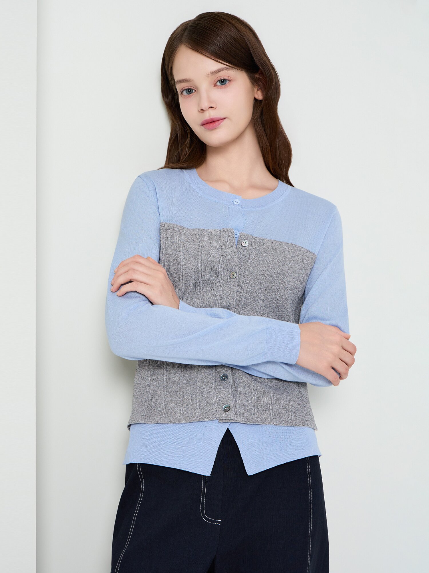 배색 버튼 라운드넥 니트 (GREY)