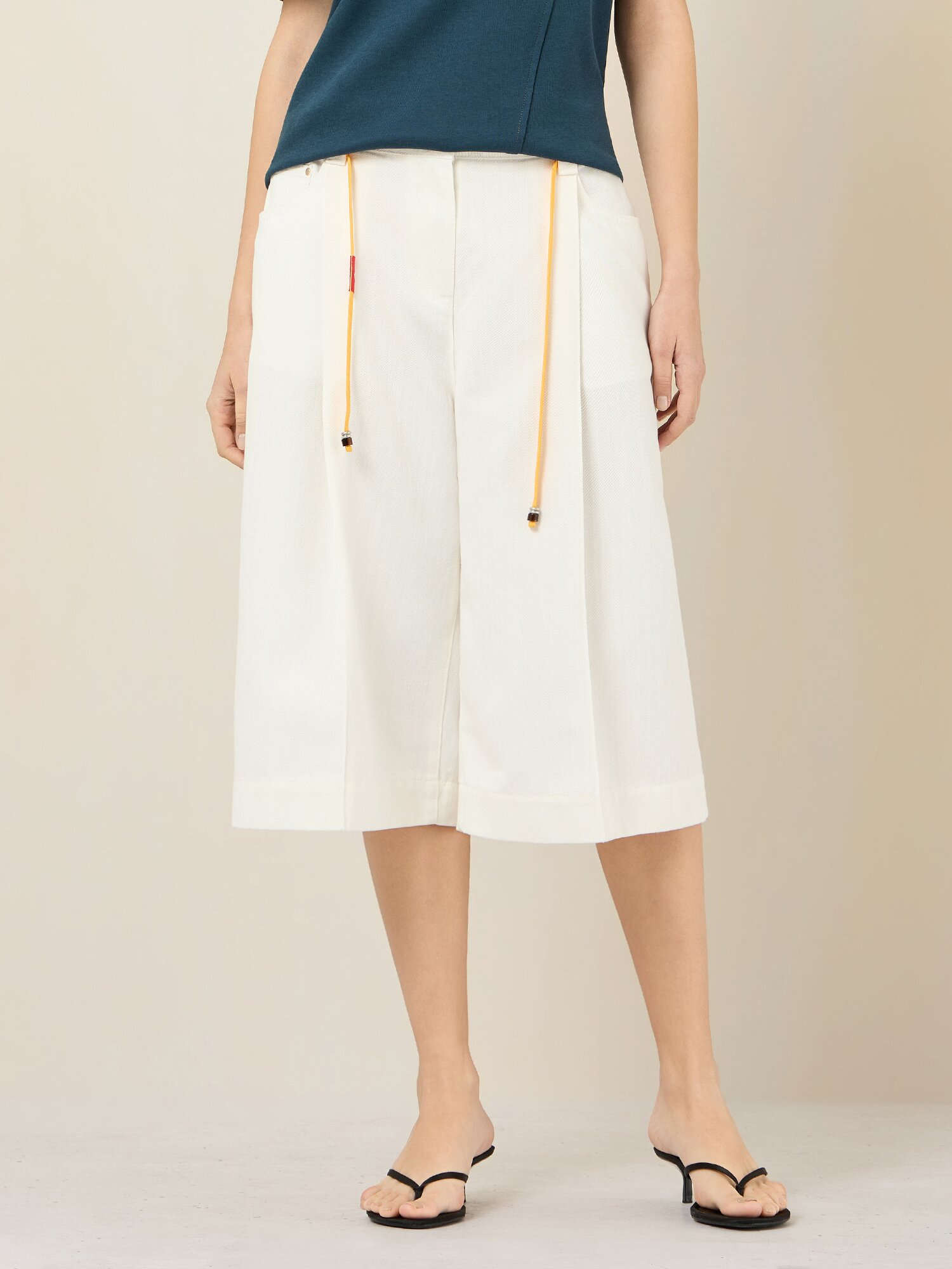 벨티드 원턱 버뮤다 데님 (WHITE)
