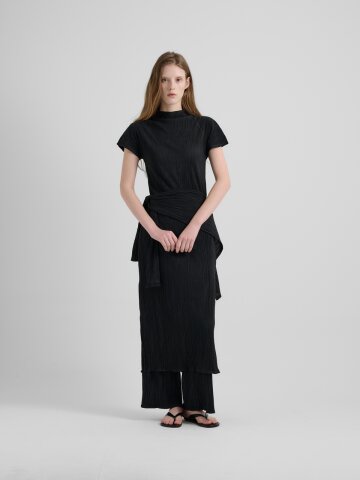 MUFFLER PLEATS DRESS- BLACK