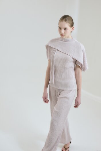 MUFFLER PLEATS TOP - MOCHA