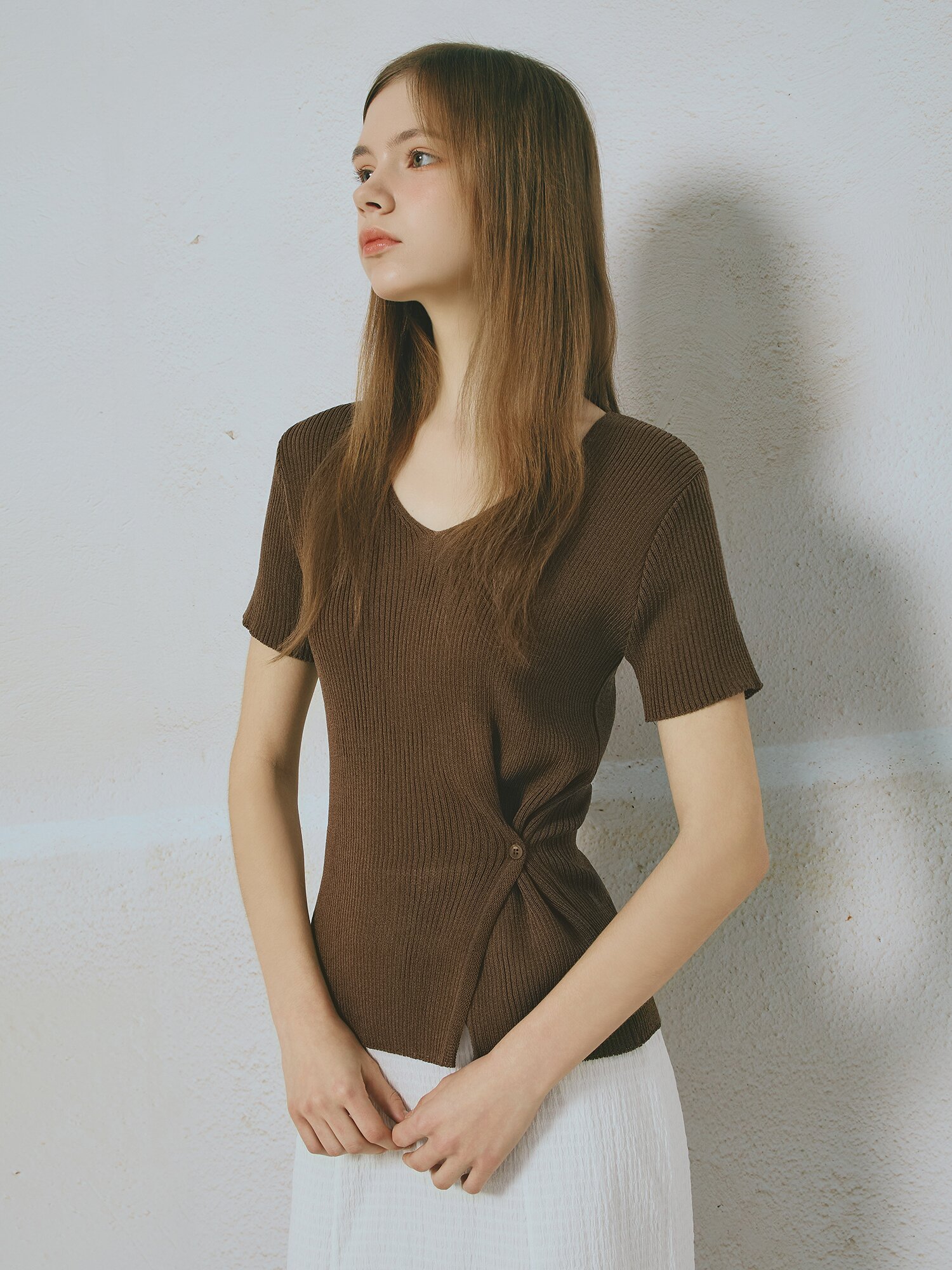 사이드 버튼 브이넥 니트 (BROWN)