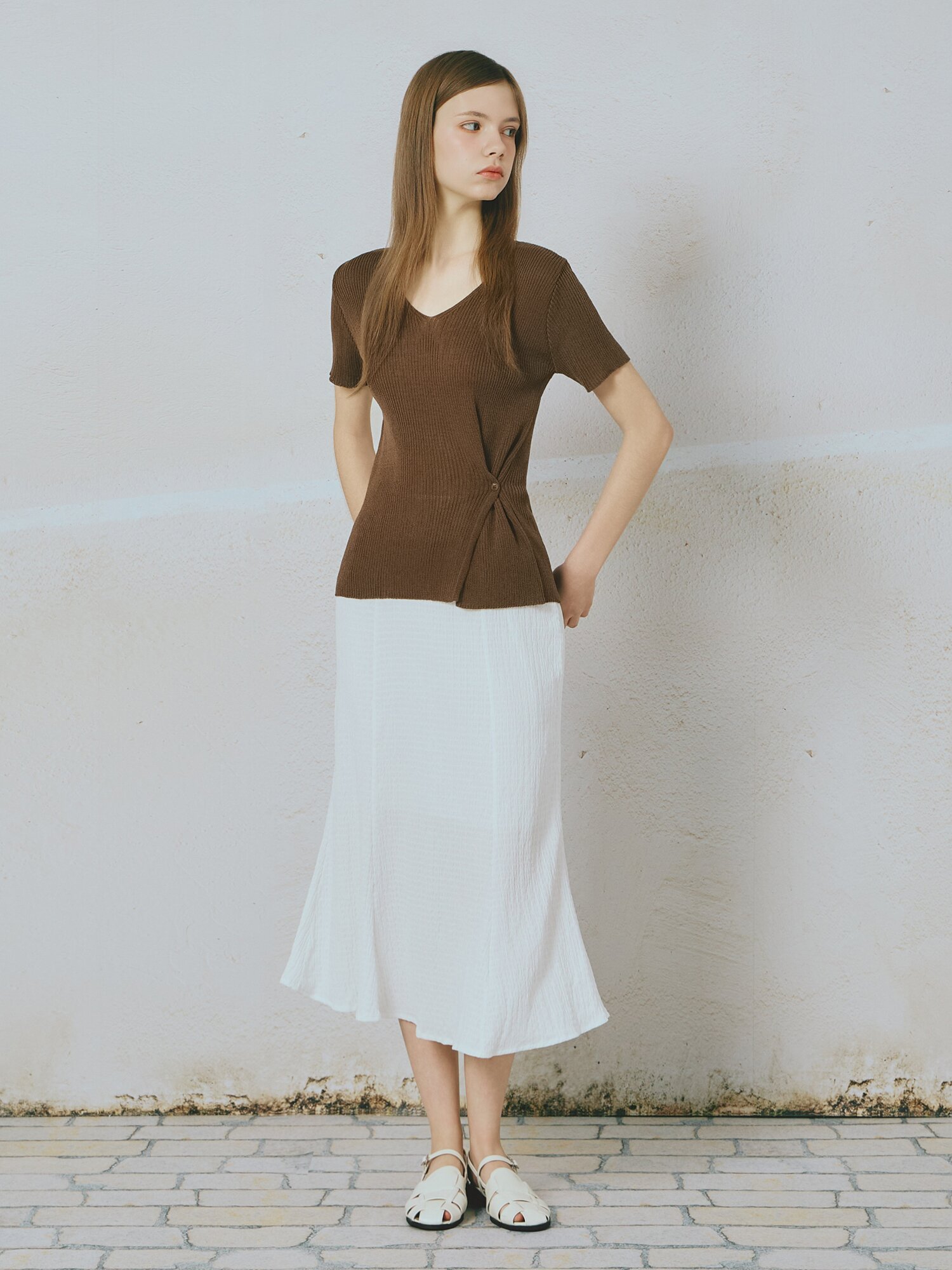 사이드 버튼 브이넥 니트 (BROWN)
