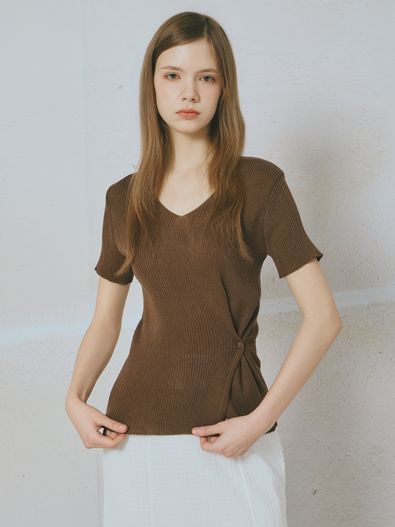 사이드 버튼 브이넥 니트 (BROWN)