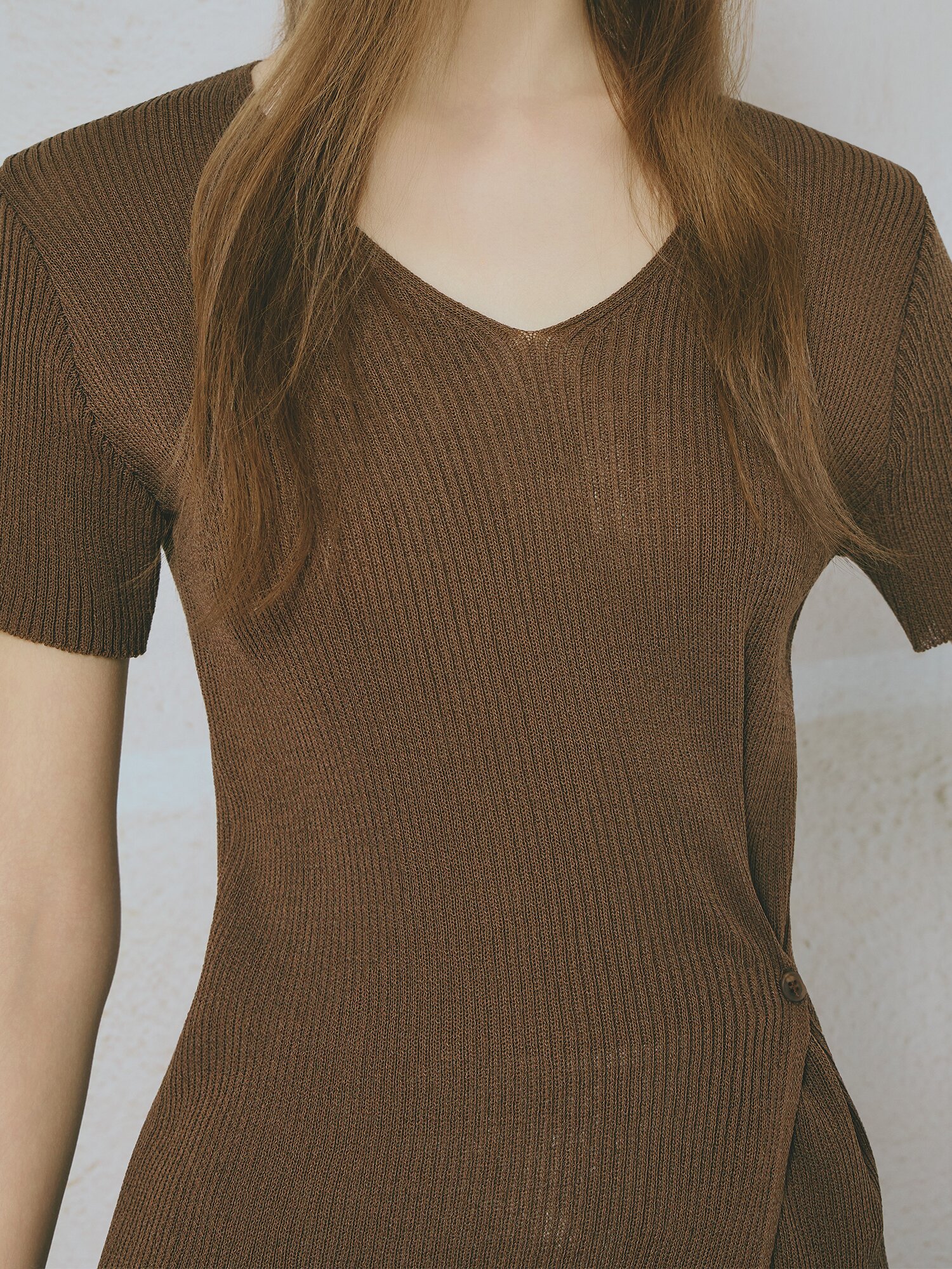 사이드 버튼 브이넥 니트 (BROWN)