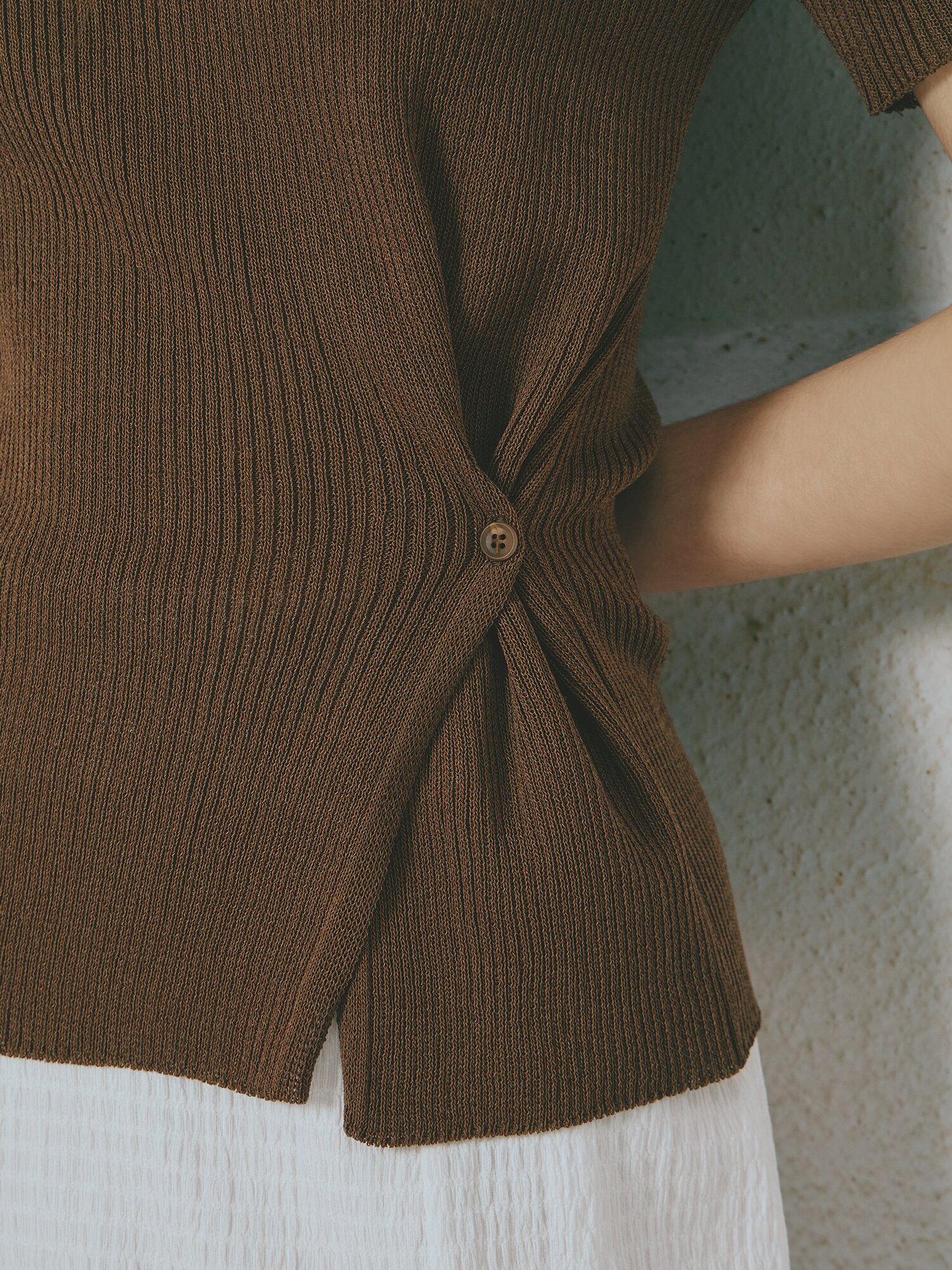 사이드 버튼 브이넥 니트 (BROWN)