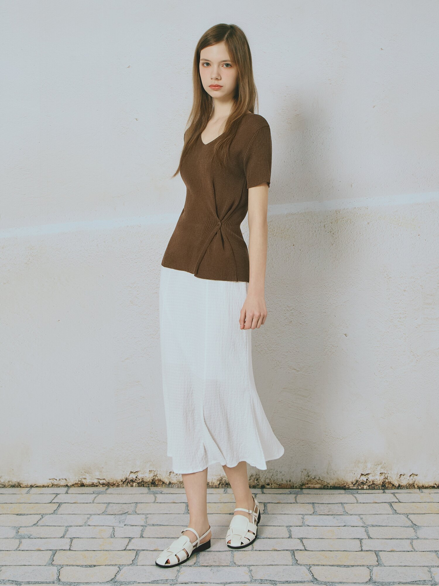 사이드 버튼 브이넥 니트 (BROWN)