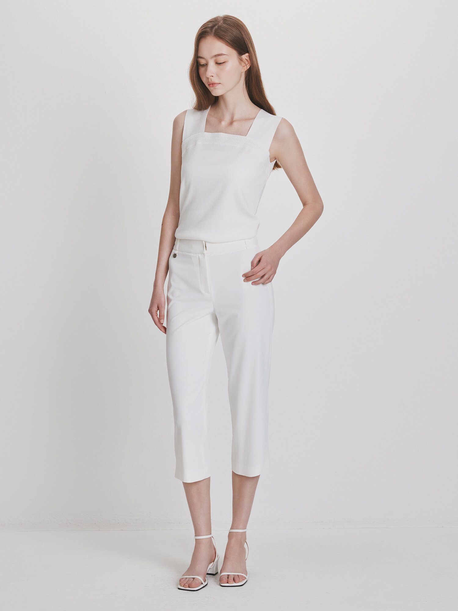 로고 장식 슬릿 슬림핏 7부 팬츠 (WHITE)