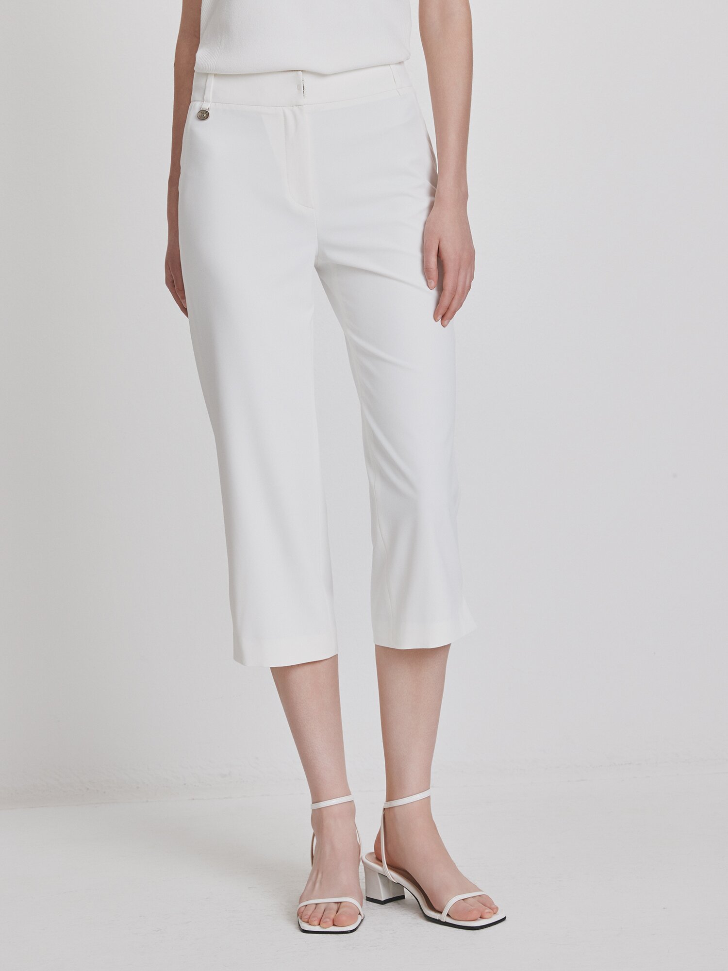 로고 장식 슬릿 슬림핏 7부 팬츠 (WHITE)