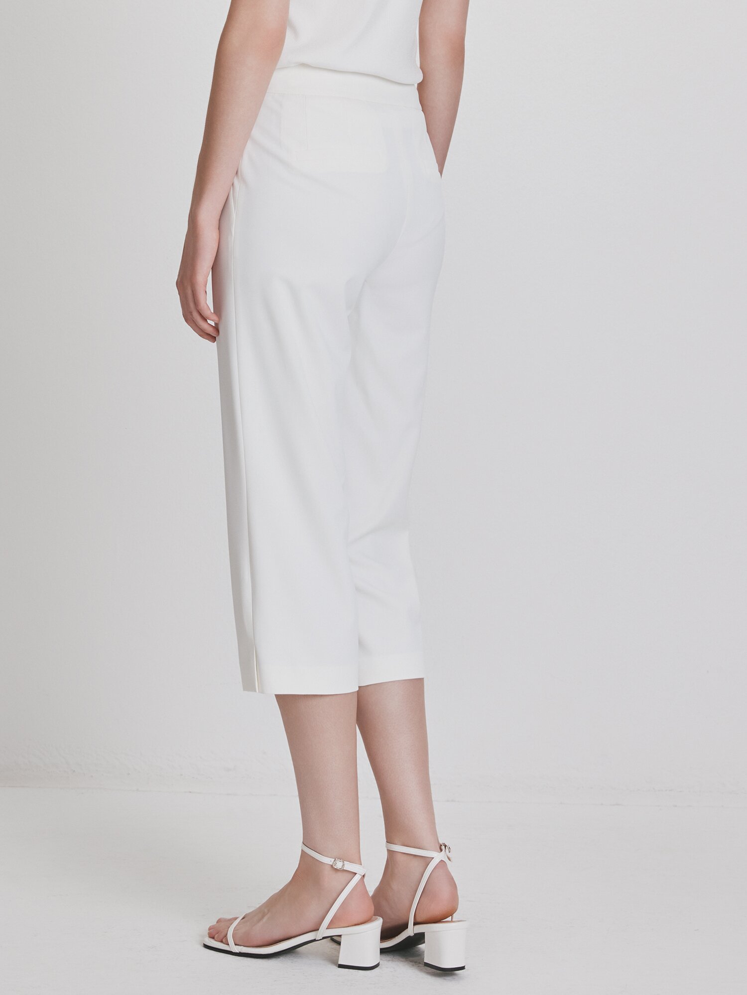 로고 장식 슬릿 슬림핏 7부 팬츠 (WHITE)