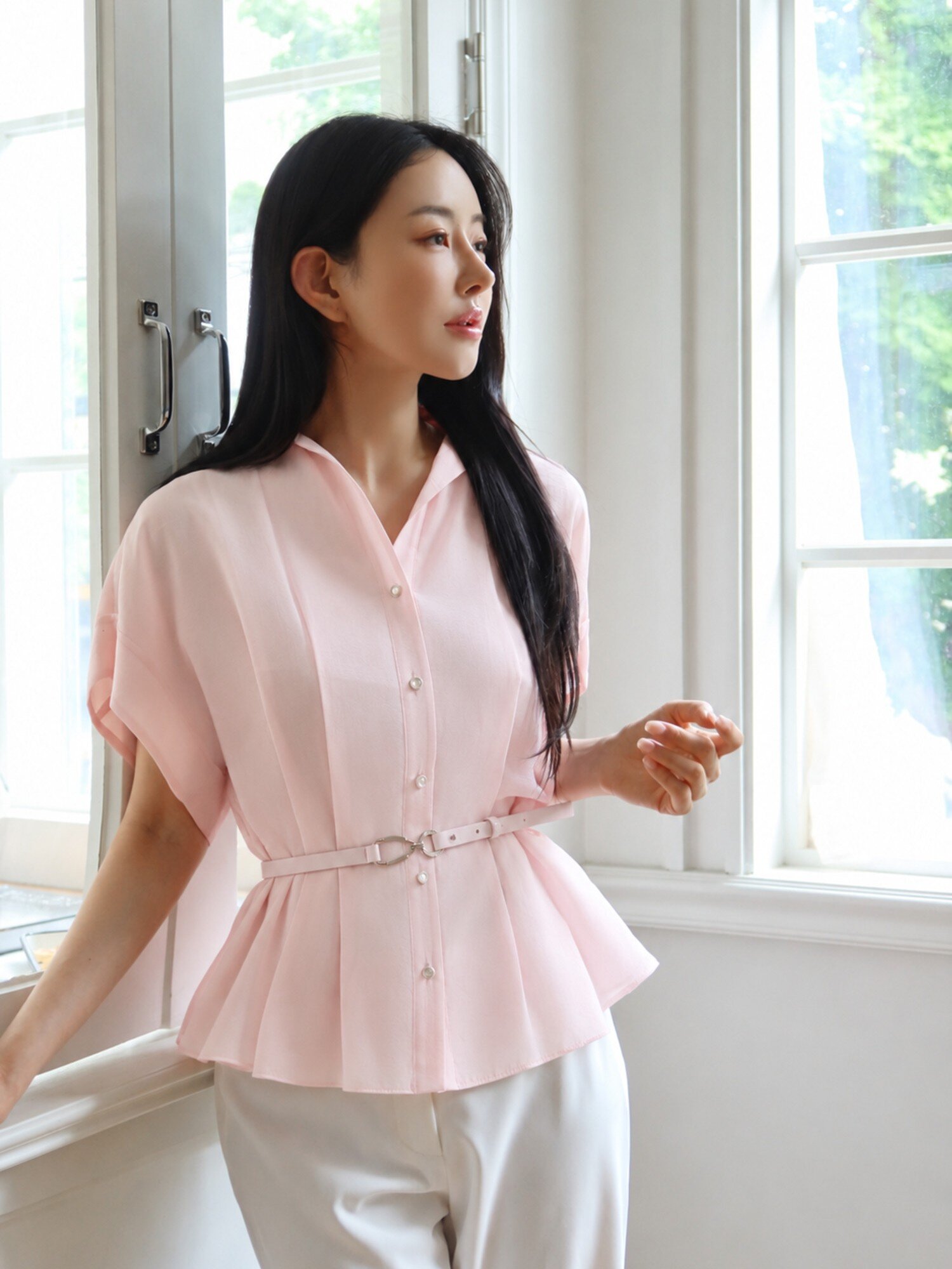 턴업 오픈 칼라 페플럼 블라우스 (PINK)