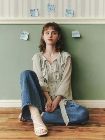 뮤즈 프릴 블라우스 / 라이트그레이
