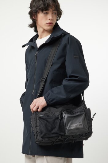 [UNISEX] 트래블 루센트 미디 메신저백 - 블랙 HEUK306BMZBLK