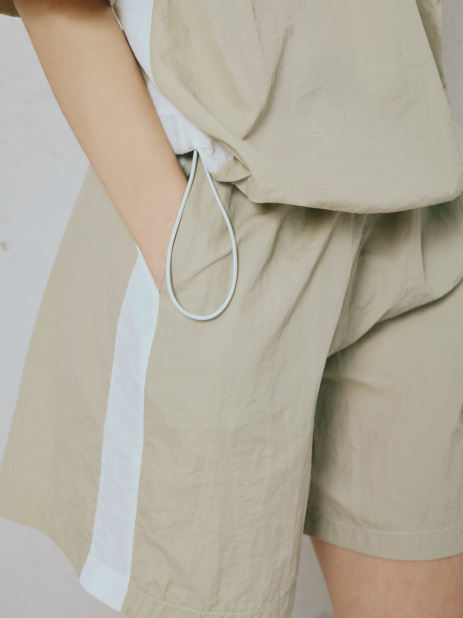 크링클 브이넥 나일론 투피스 (BEIGE)