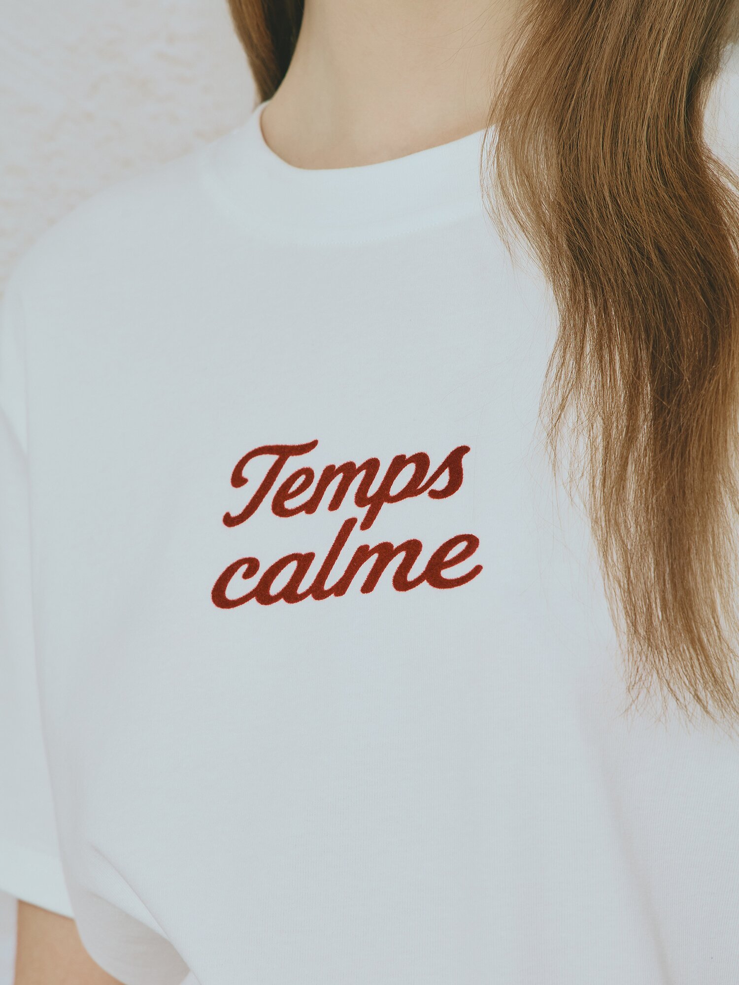 벨벳 텍스처 레터링 티셔츠 (WHITE)