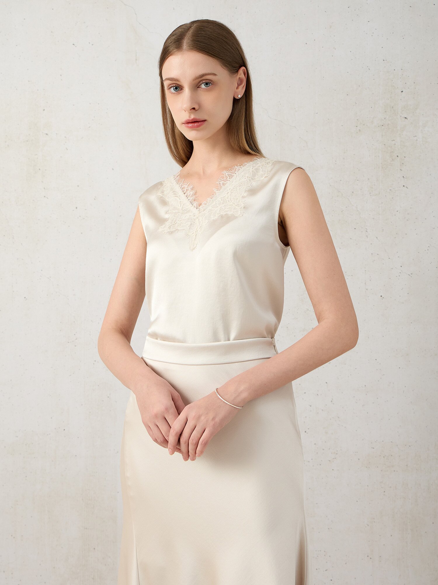 레이스 브이넥 슬리브리스 블라우스 (LIGHT BEIGE)