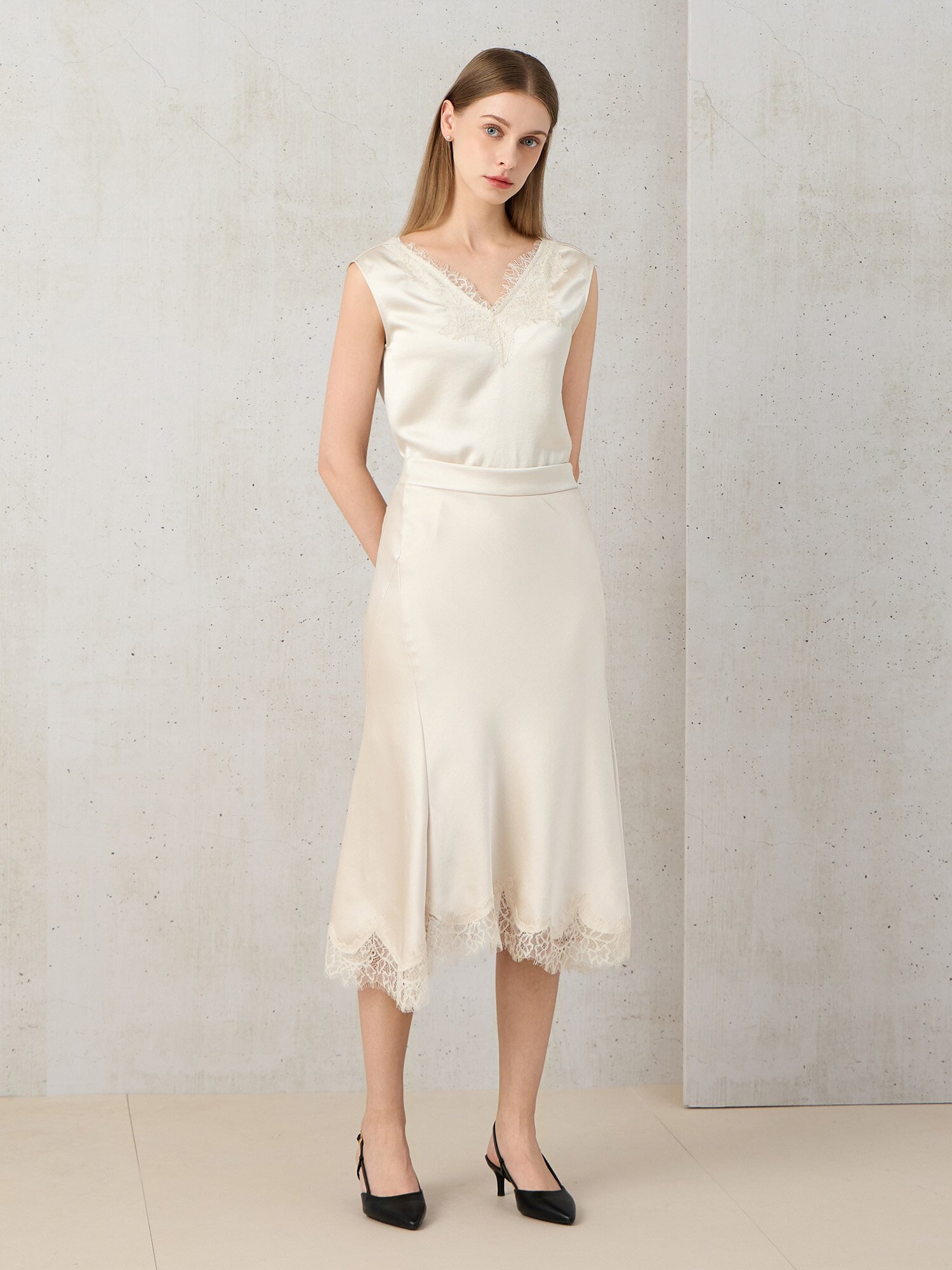 레이스 브이넥 슬리브리스 블라우스 (LIGHT BEIGE)