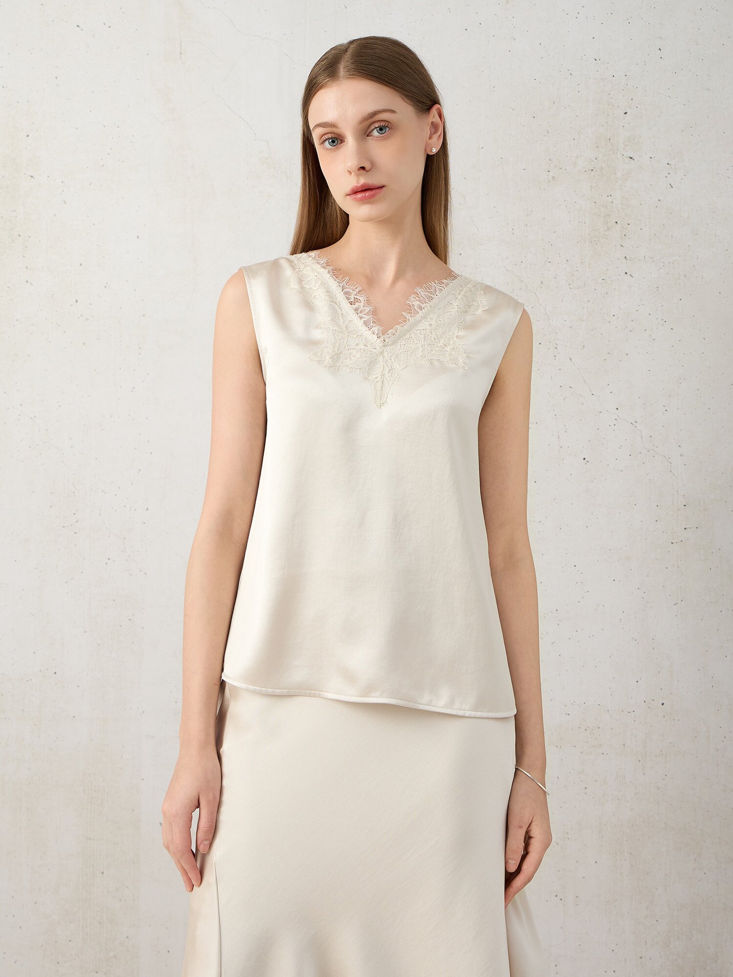 레이스 브이넥 슬리브리스 블라우스 (LIGHT BEIGE)