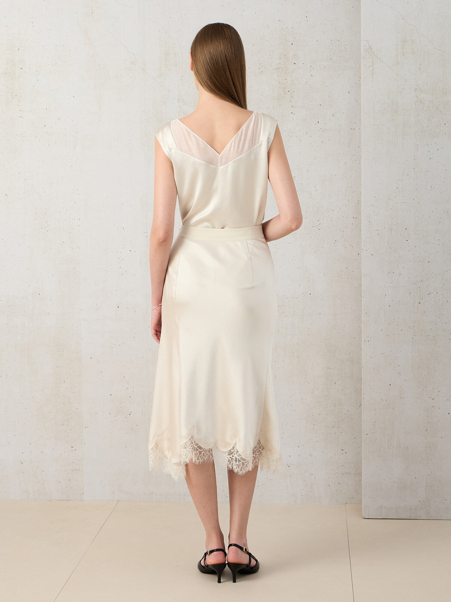 레이스 브이넥 슬리브리스 블라우스 (LIGHT BEIGE)