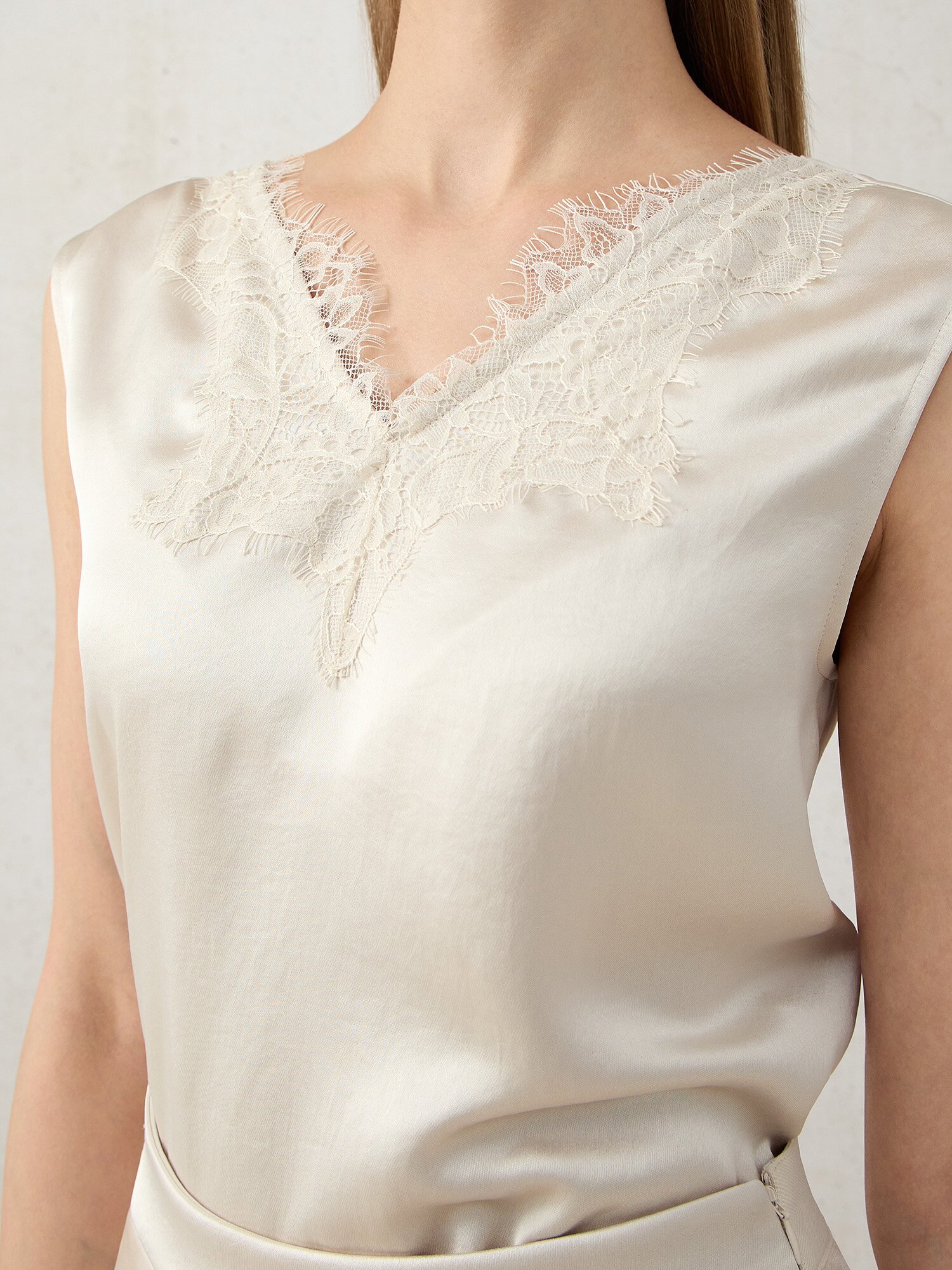 레이스 브이넥 슬리브리스 블라우스 (LIGHT BEIGE)