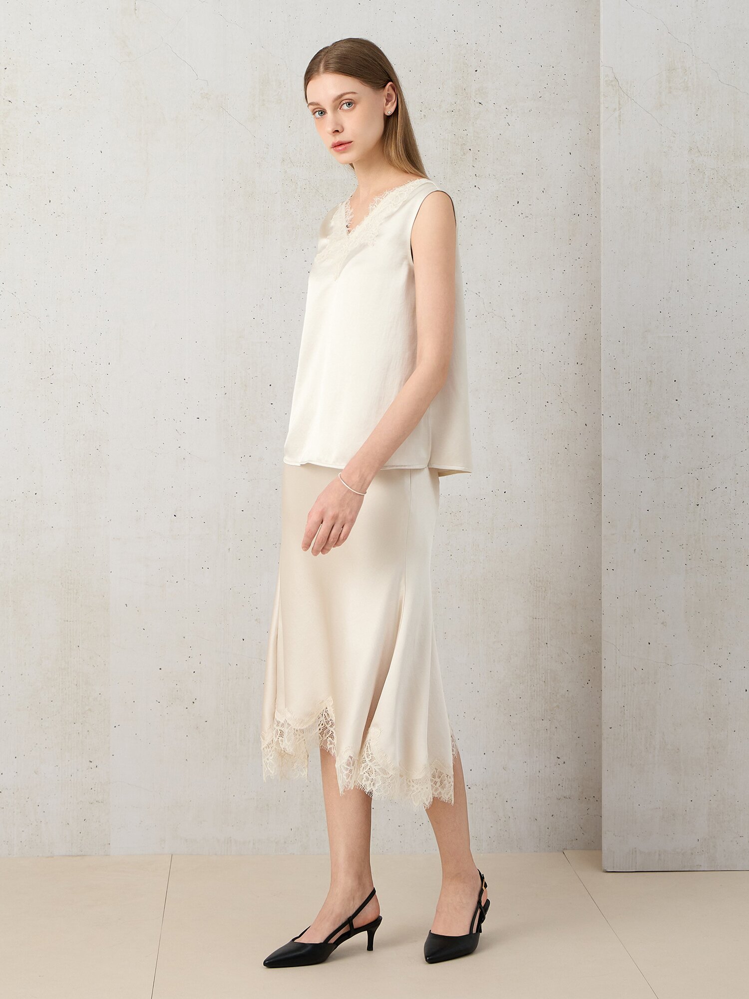 레이스 브이넥 슬리브리스 블라우스 (LIGHT BEIGE)