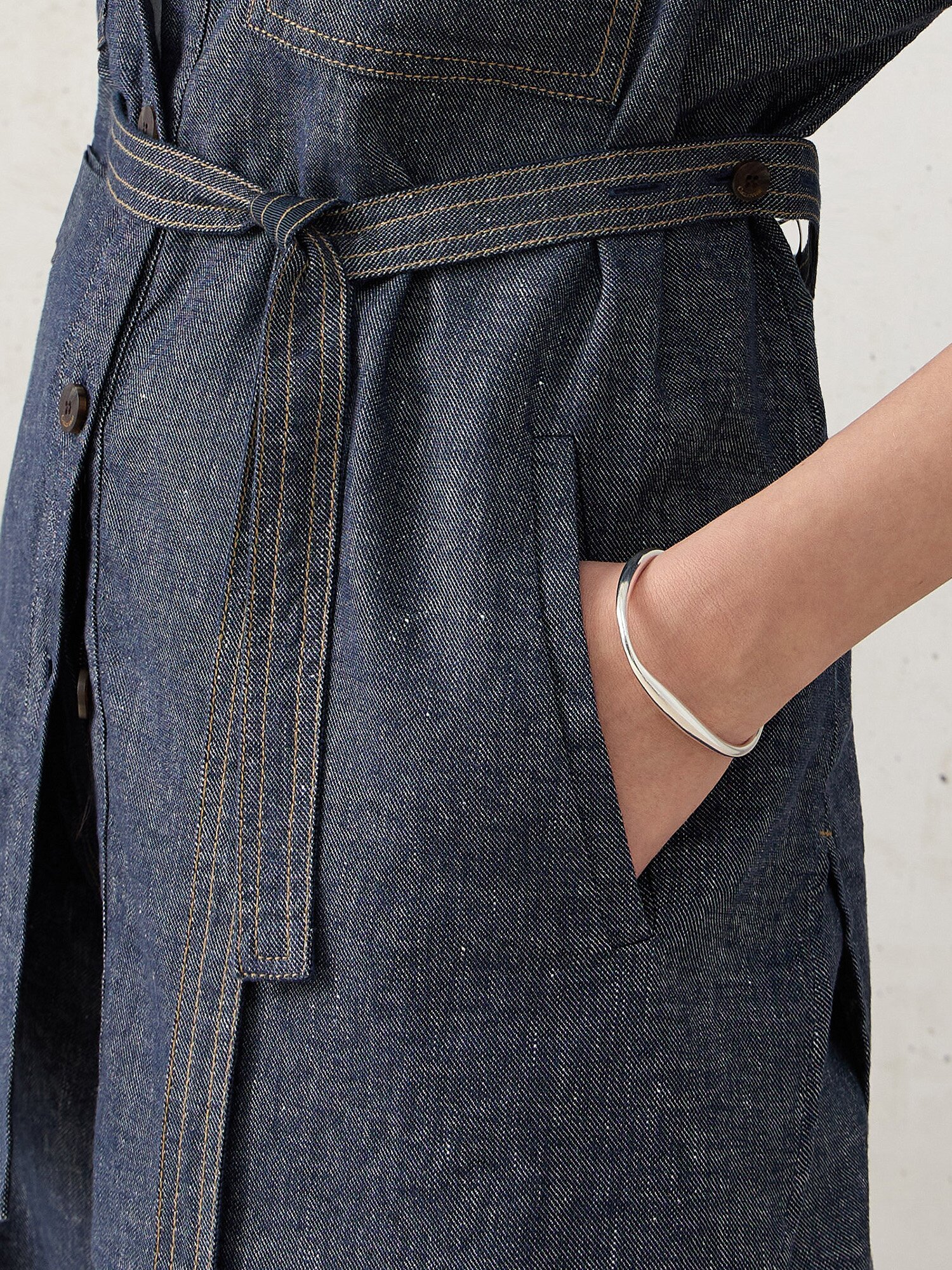 백 스트랩 데님 오버 블라우스 (BLUE)