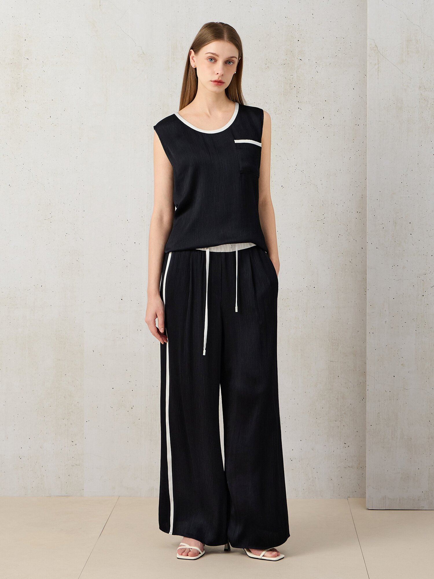 플리츠 라운드넥 슬리브리스 블라우스 (DARK NAVY)