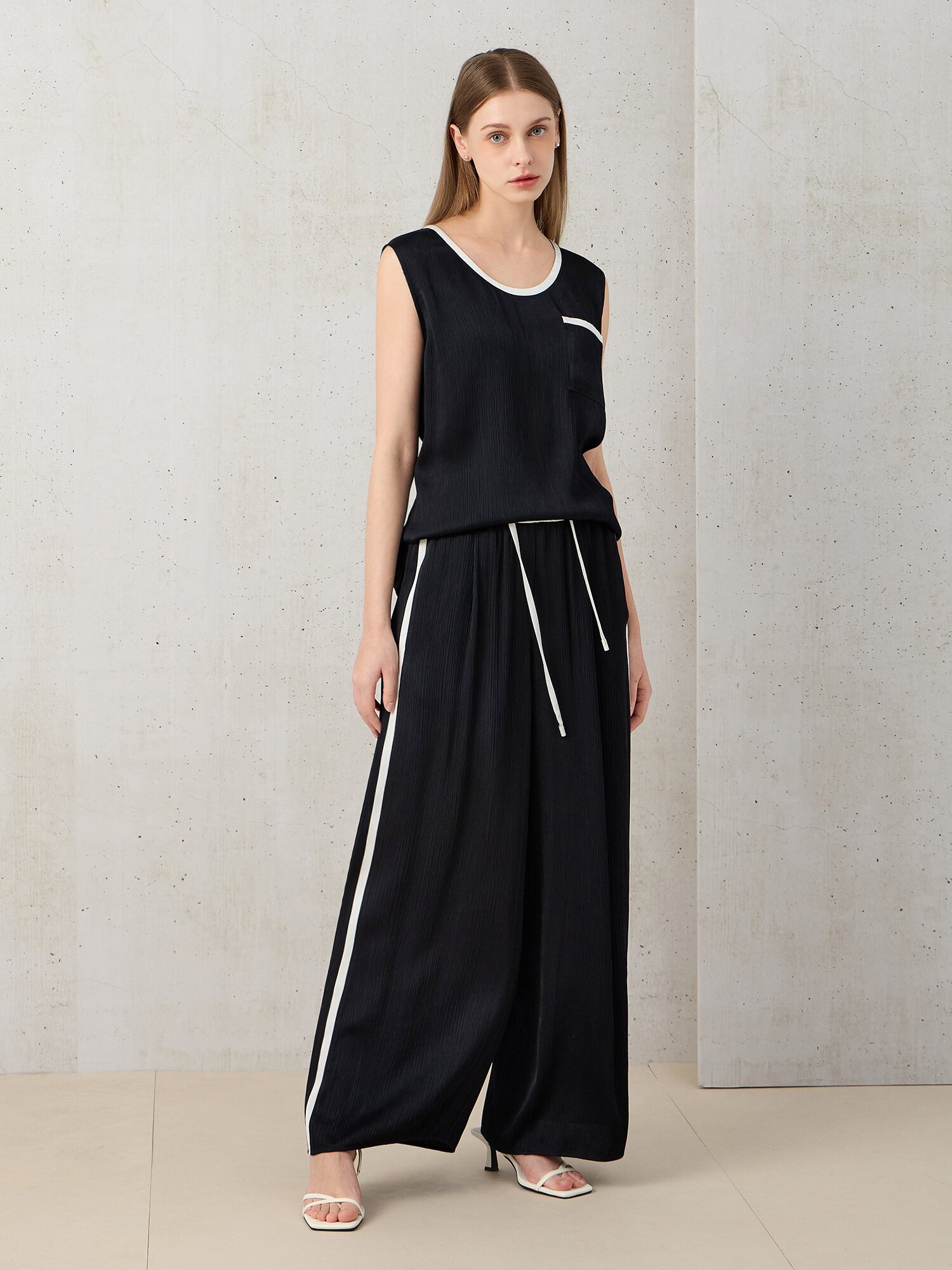 플리츠 라운드넥 슬리브리스 블라우스 (DARK NAVY)