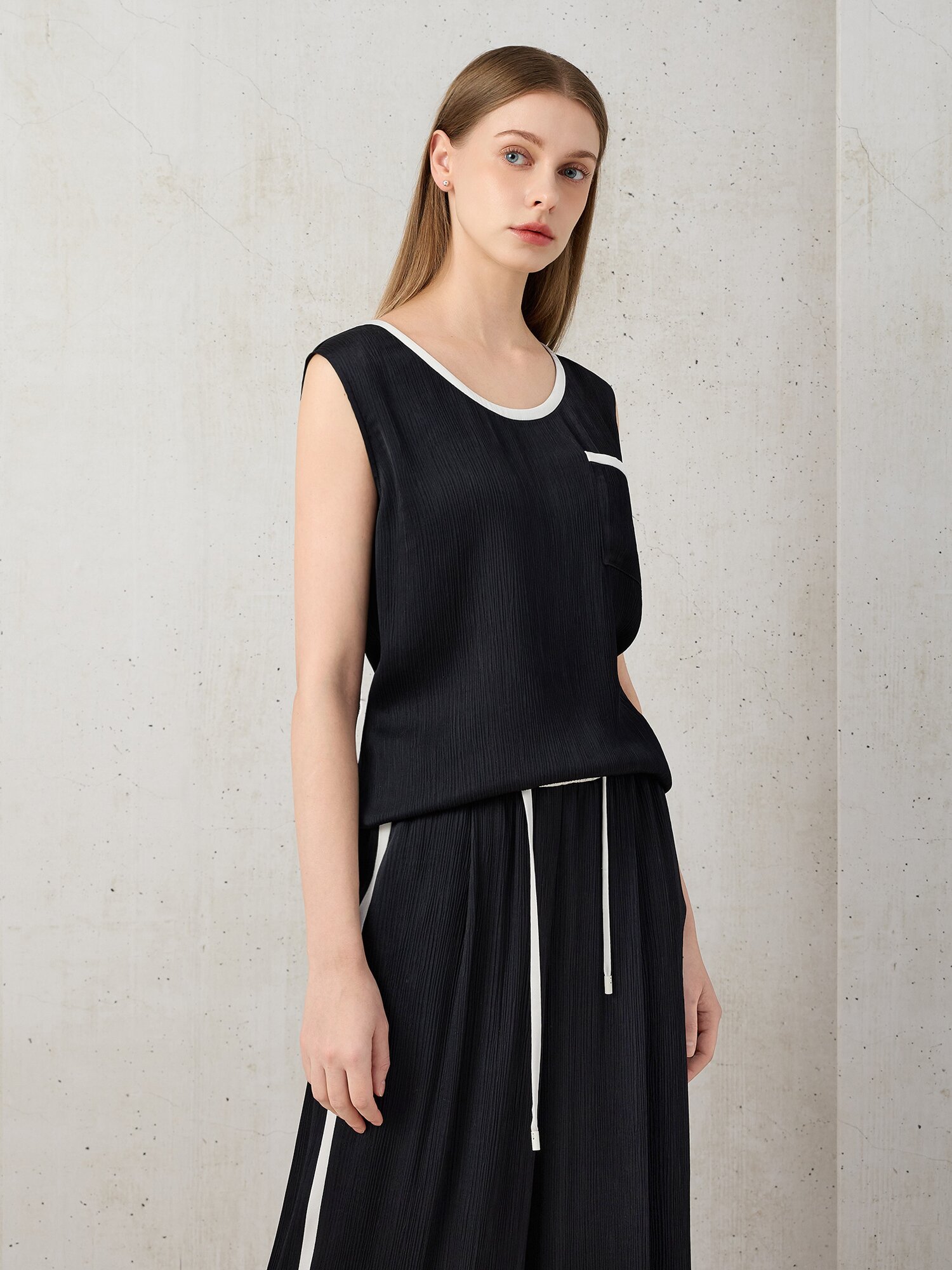 플리츠 라운드넥 슬리브리스 블라우스 (DARK NAVY)