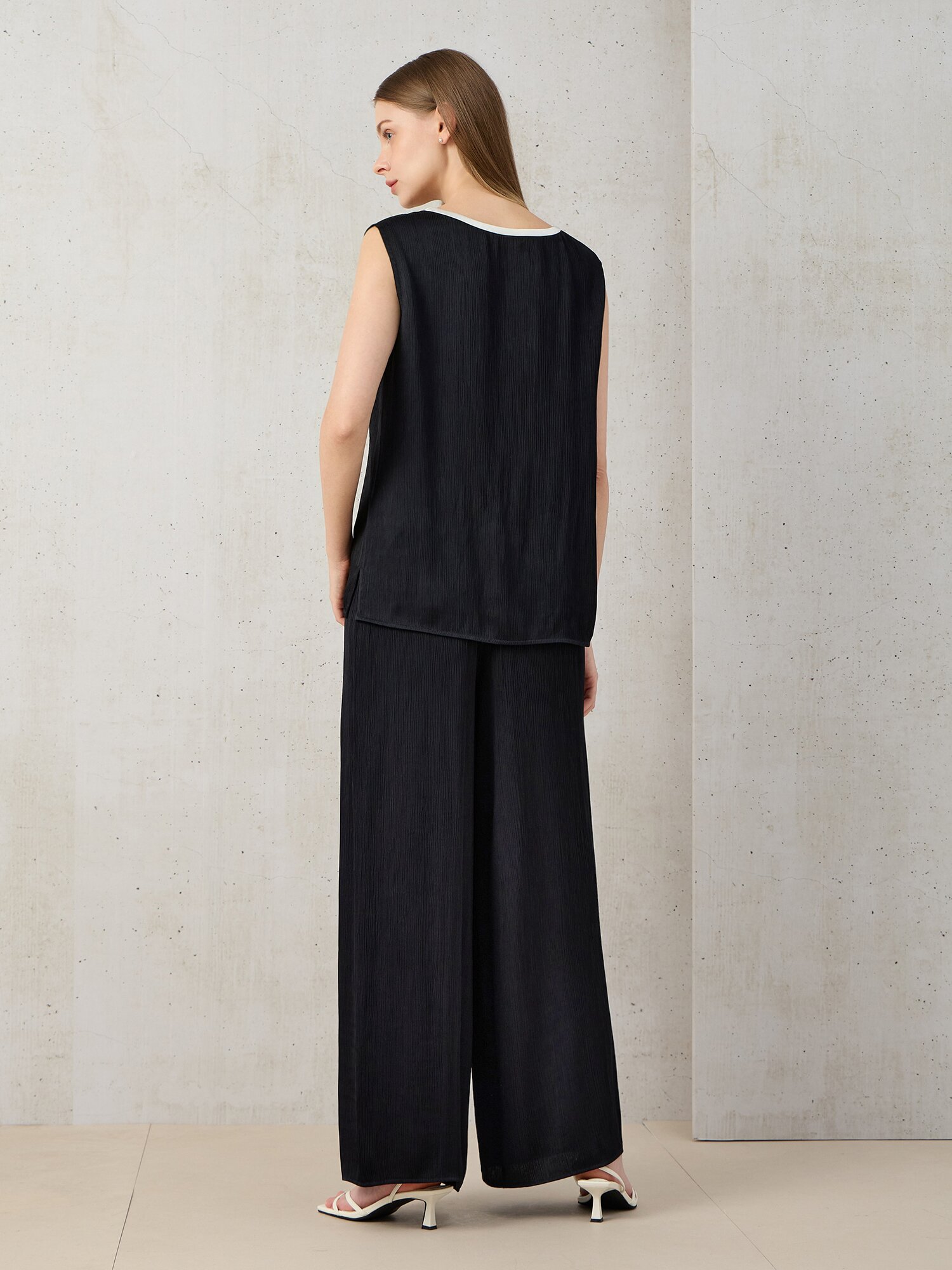 플리츠 라운드넥 슬리브리스 블라우스 (DARK NAVY)