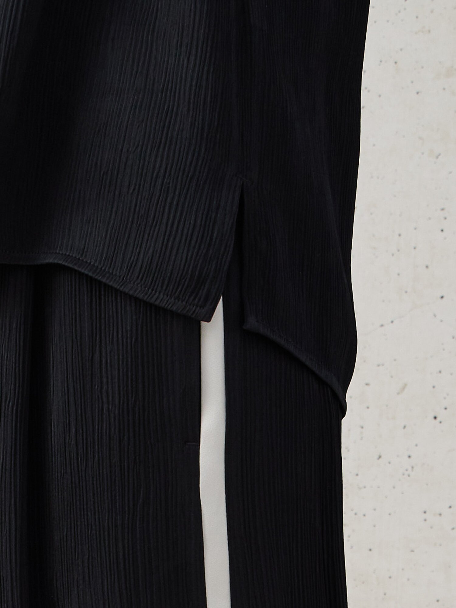 플리츠 라운드넥 슬리브리스 블라우스 (DARK NAVY)