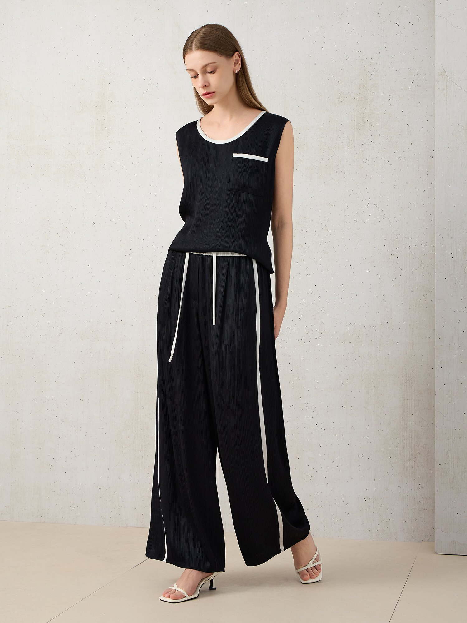 플리츠 라운드넥 슬리브리스 블라우스 (DARK NAVY)