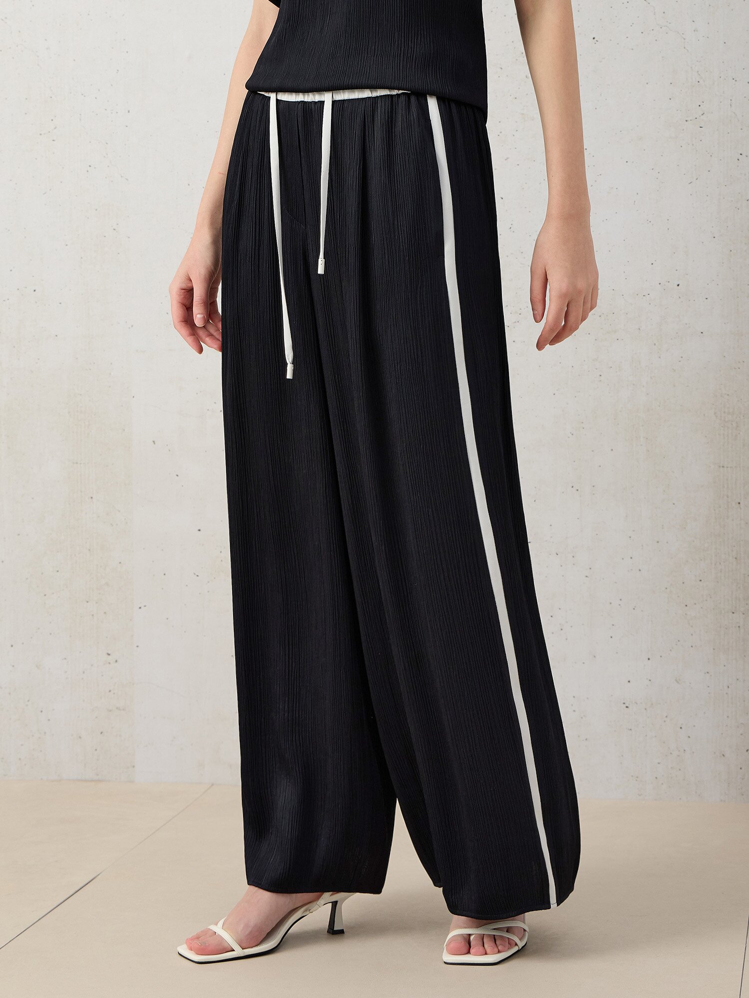 플리츠 배색 라인 와이드 밴딩 팬츠 (DARK NAVY)
