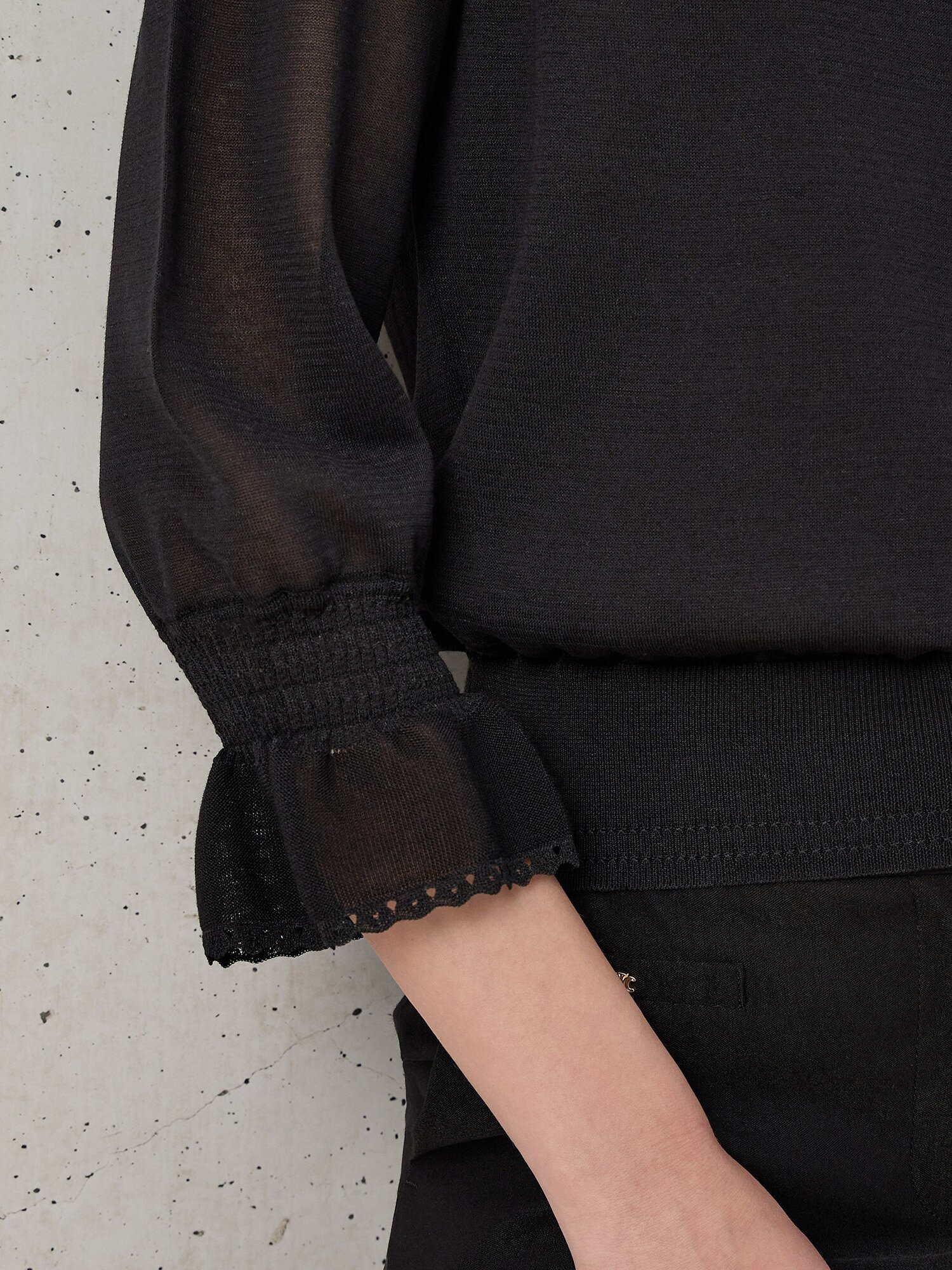 메시 프릴넥 벨 커프스 풀오버 (BLACK)