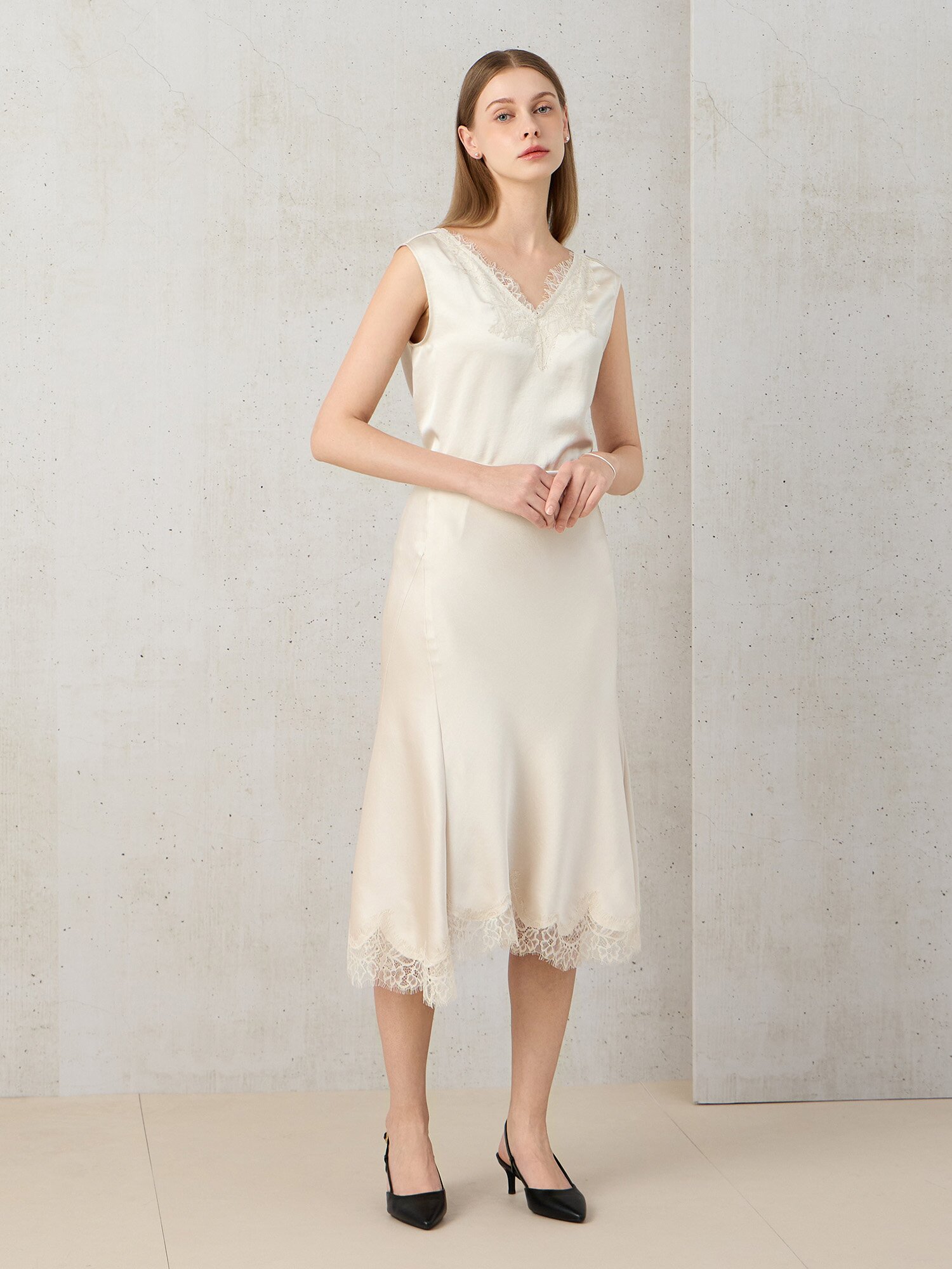 사틴 레이스 슬릿 롱 스커트 (LIGHT BEIGE)