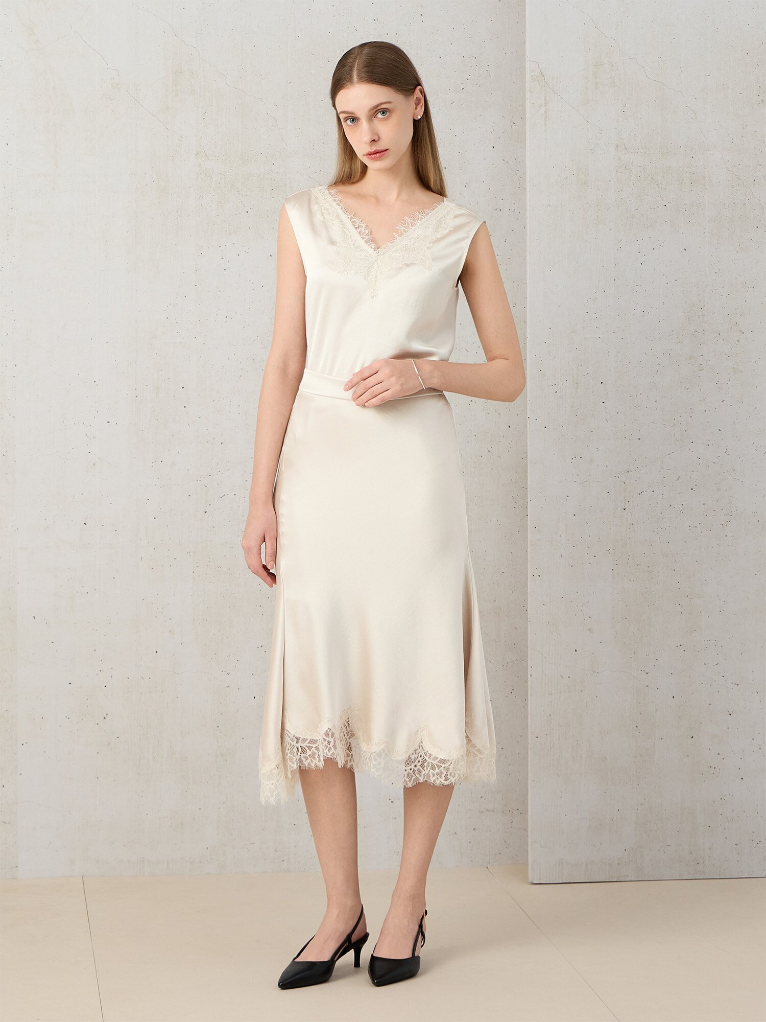 사틴 레이스 슬릿 롱 스커트 (LIGHT BEIGE)