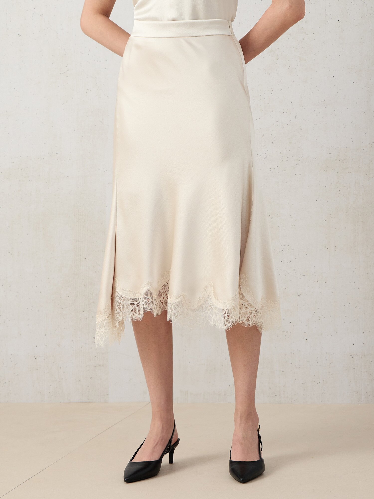 사틴 레이스 슬릿 롱 스커트 (LIGHT BEIGE)