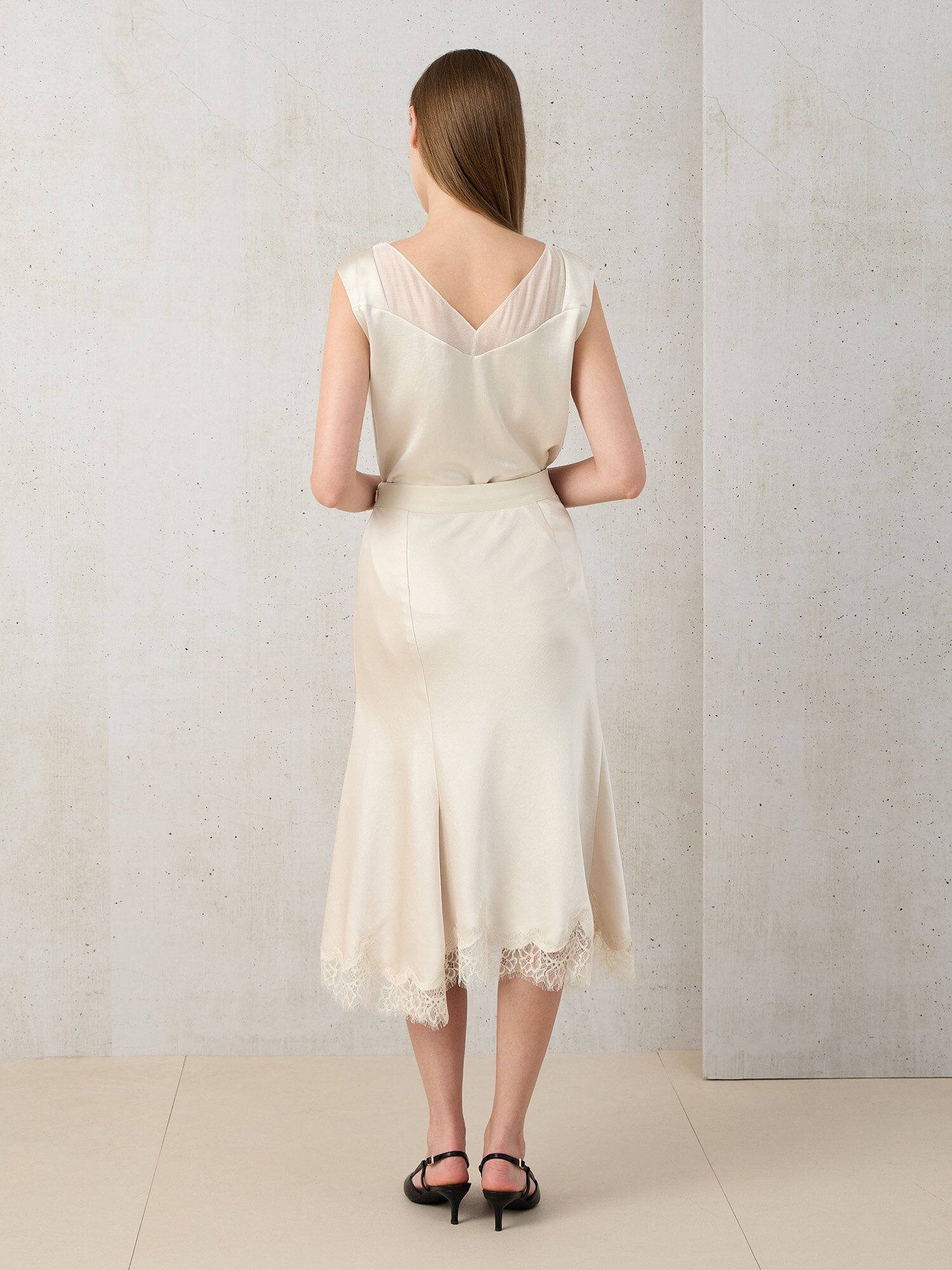 사틴 레이스 슬릿 롱 스커트 (LIGHT BEIGE)