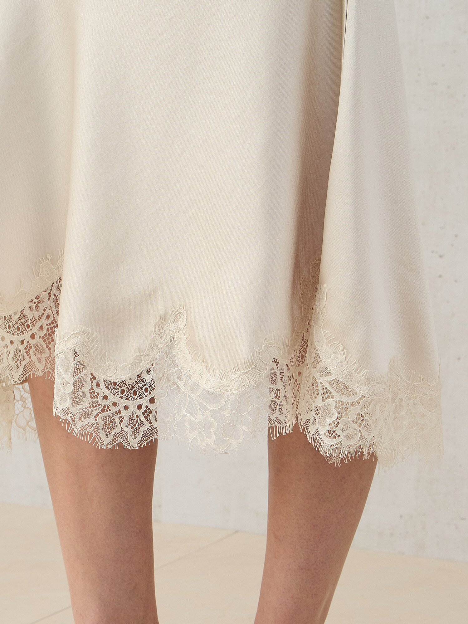 사틴 레이스 슬릿 롱 스커트 (LIGHT BEIGE)